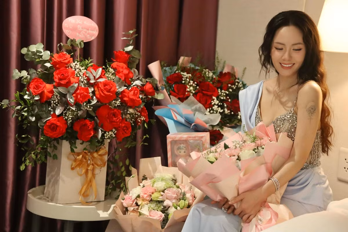 Ca sĩ Phương Linh khoe quà fans tặng. Ảnh: FB Phương Linh Trần