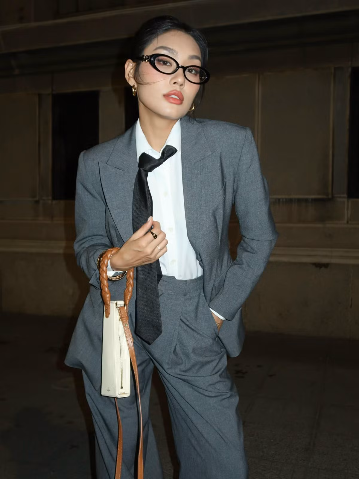 Á hậu Thảo Nhi Lê tạo dáng cùng phong cách tổng tài. Ảnh: FB Thảo Nhi Lê