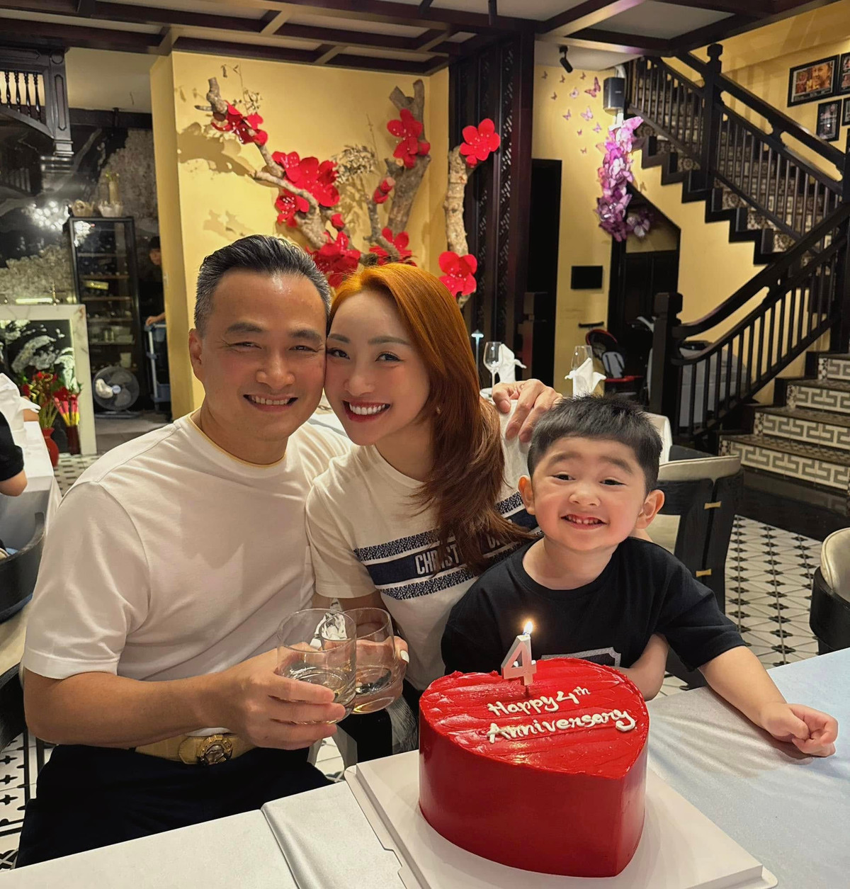 Diễn viên Chi Bảo cùng bà xã Lý Thùy Chang có buổi tiệc nhỏ, mừng 4 năm đưa nhau lên phường đăng ký kết hôn. Ảnh: FB Lý Thùy Chang