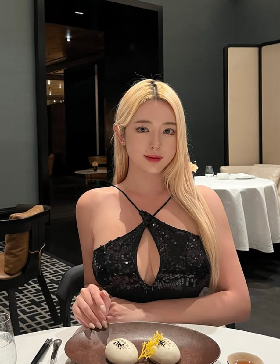 Người hâm mộ không ngớt lời khen ngợi vẻ đẹp và sự táo bạo của cô nàng.