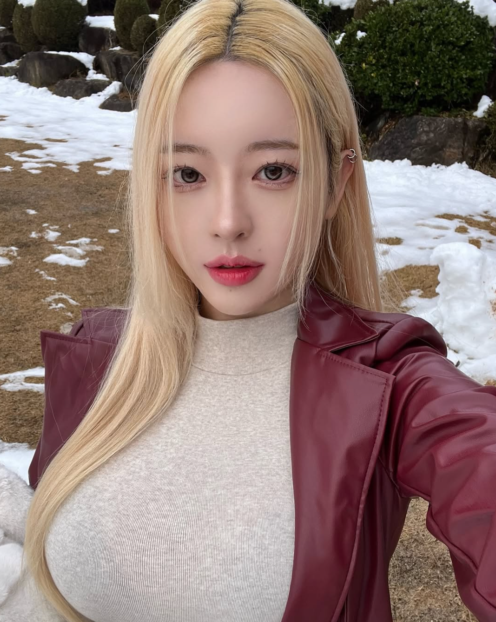 Seon He chuộng mặc trang phục xuyên thấu lộ nội y khoe vòng một căng đầy.