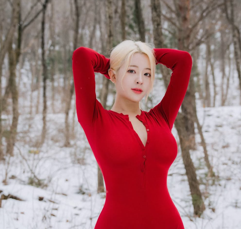 Cô nàng sở hữu ngực "khủng", eo con kiến, vòng ba cong vút, đôi chân dài thon gọn.