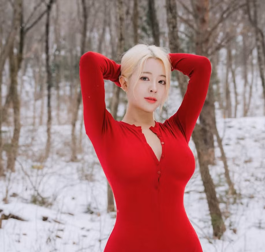 Cô nàng sở hữu ngực "khủng", eo con kiến, vòng ba cong vút, đôi chân dài thon gọn.