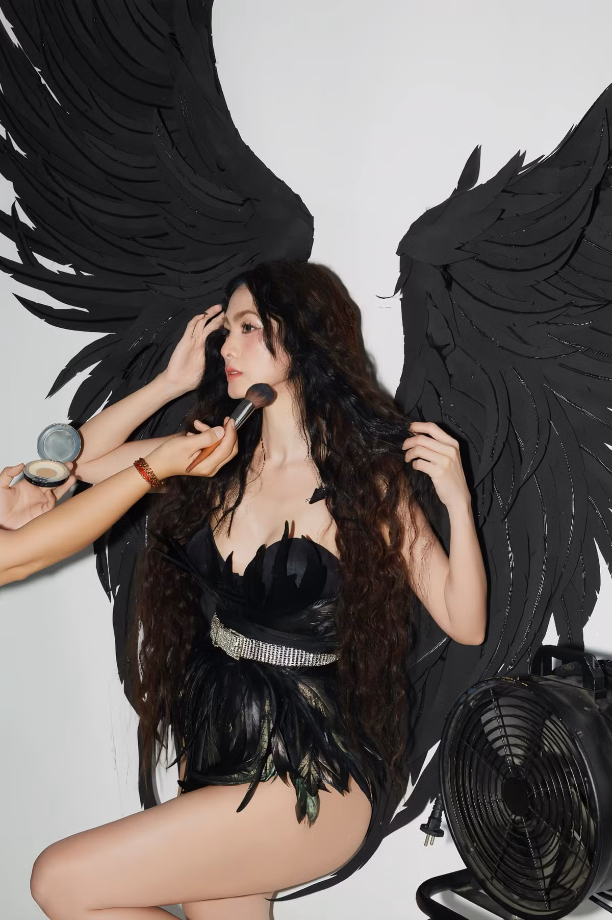 Cô tự tin diện những bộ trang phục cắt xẻ táo bạo, khoe khéo vòng eo thon gọn và đôi chân dài miên man. Ảnh: FB Anh Thư