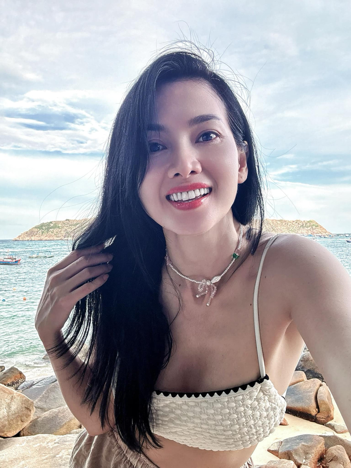 Từ loạt mẫu váy ngắn, ôm sát, chất liệu xuyên thấu hay "cắt xẻ" mạnh bạo đều được nữ siêu mẫu tận dụng triệt để. Ảnh: FB Anh Thư