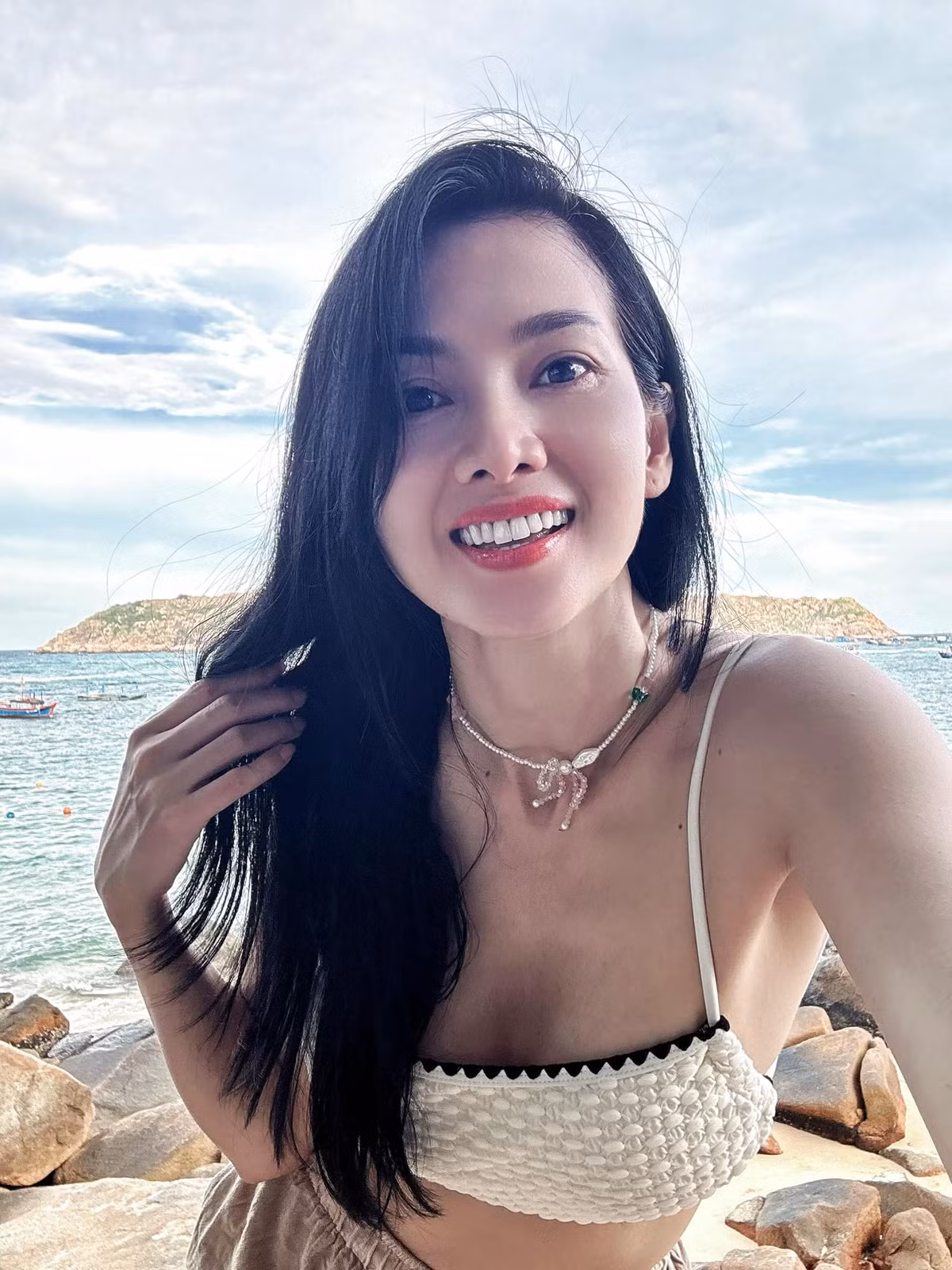 Từ loạt mẫu váy ngắn, ôm sát, chất liệu xuyên thấu hay "cắt xẻ" mạnh bạo đều được nữ siêu mẫu tận dụng triệt để. Ảnh: FB Anh Thư