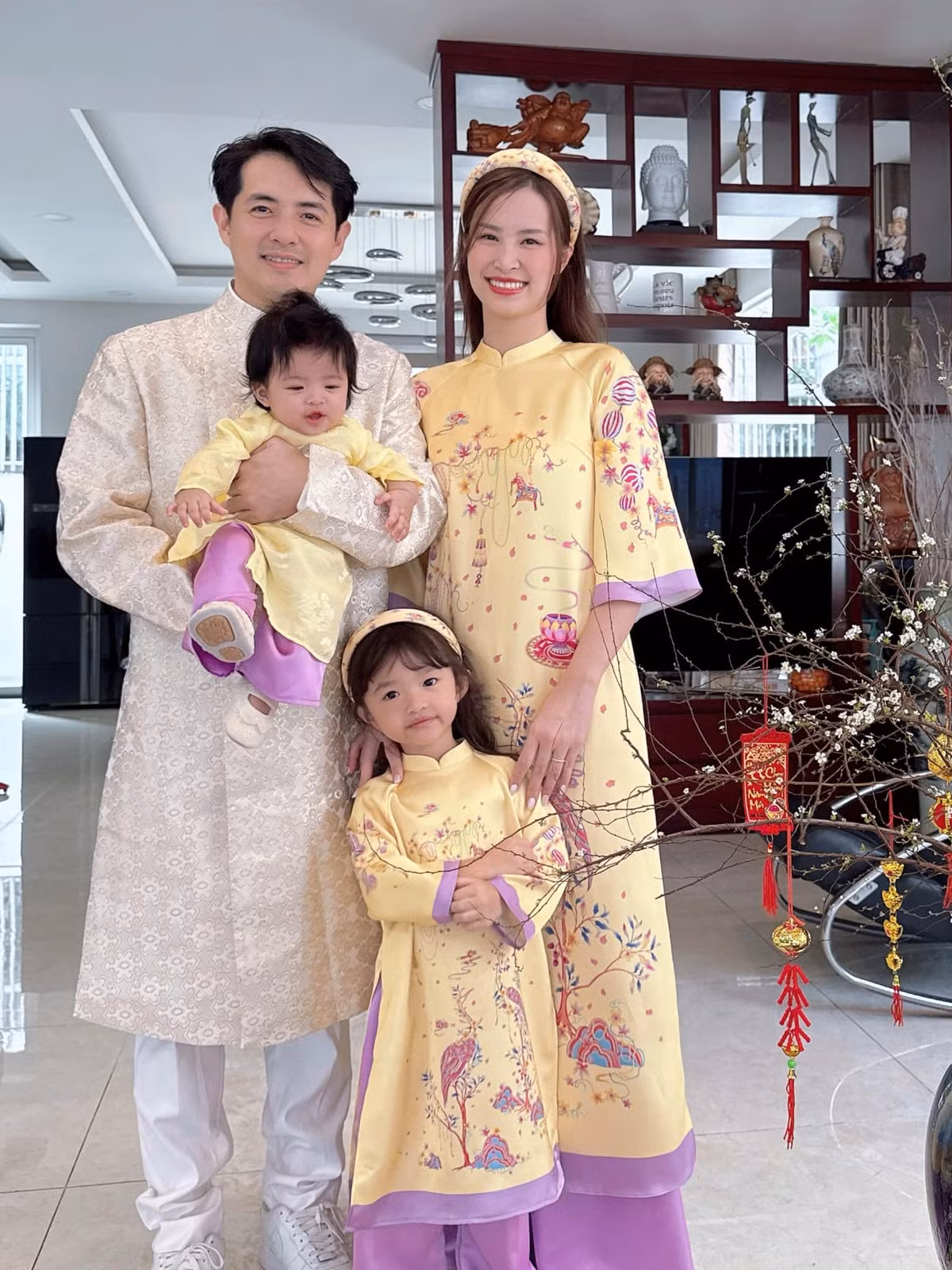 Ông Cao Thắng được mệnh danh là "người chồng quốc dân", luôn yêu chiều vợ con. Ảnh: FB Đông Nhi