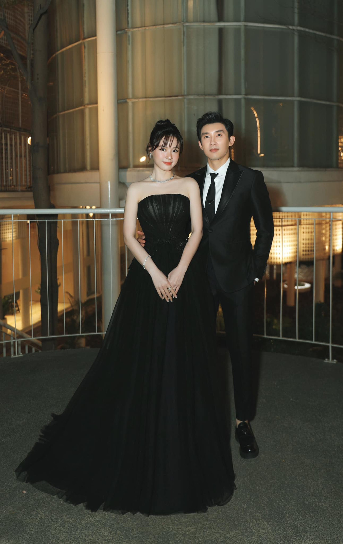  Tin tức sao Việt 4/4: Midu và chồng Minh Đạt sánh bước bên nhau tại show diễn thời trang. Ảnh: FB Đặng Thị Mỹ Dung