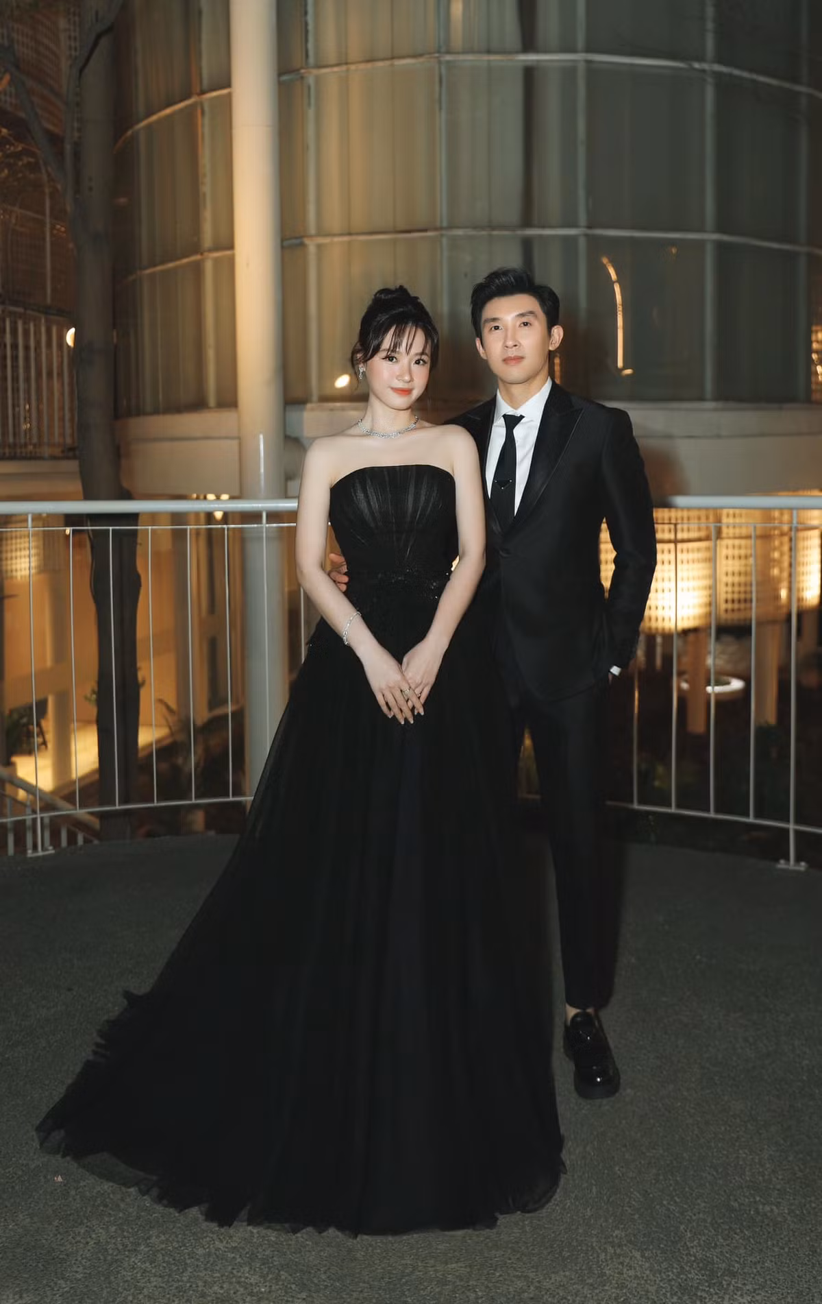  Tin tức sao Việt 4/4: Midu và chồng Minh Đạt sánh bước bên nhau tại show diễn thời trang. Ảnh: FB Đặng Thị Mỹ Dung