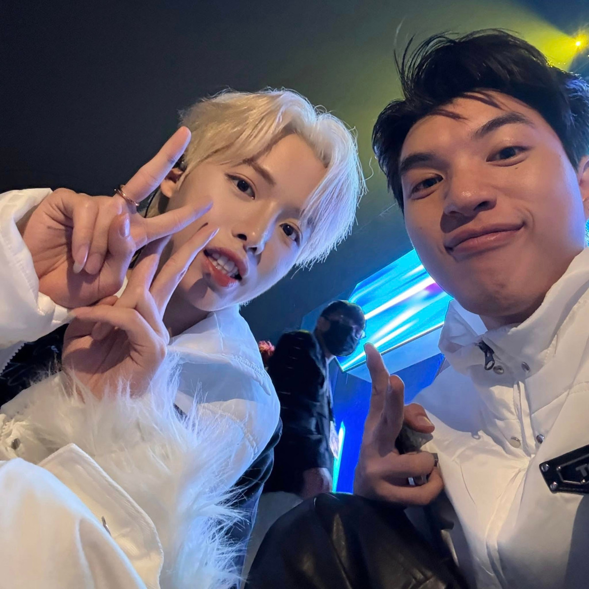 Đức Phúc selfie cùng HIEUTHUHAI. Ảnh: FB Đức Phúc