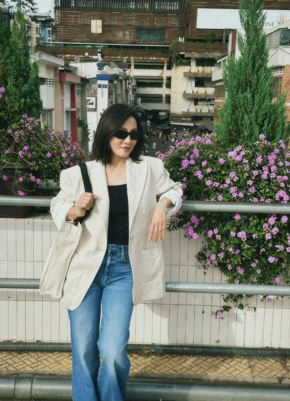 Diễn viên Hồng Đào mặc trẻ trung, chụp ảnh ở chợ Đà Lạt. Ảnh: FB Hồng Đào