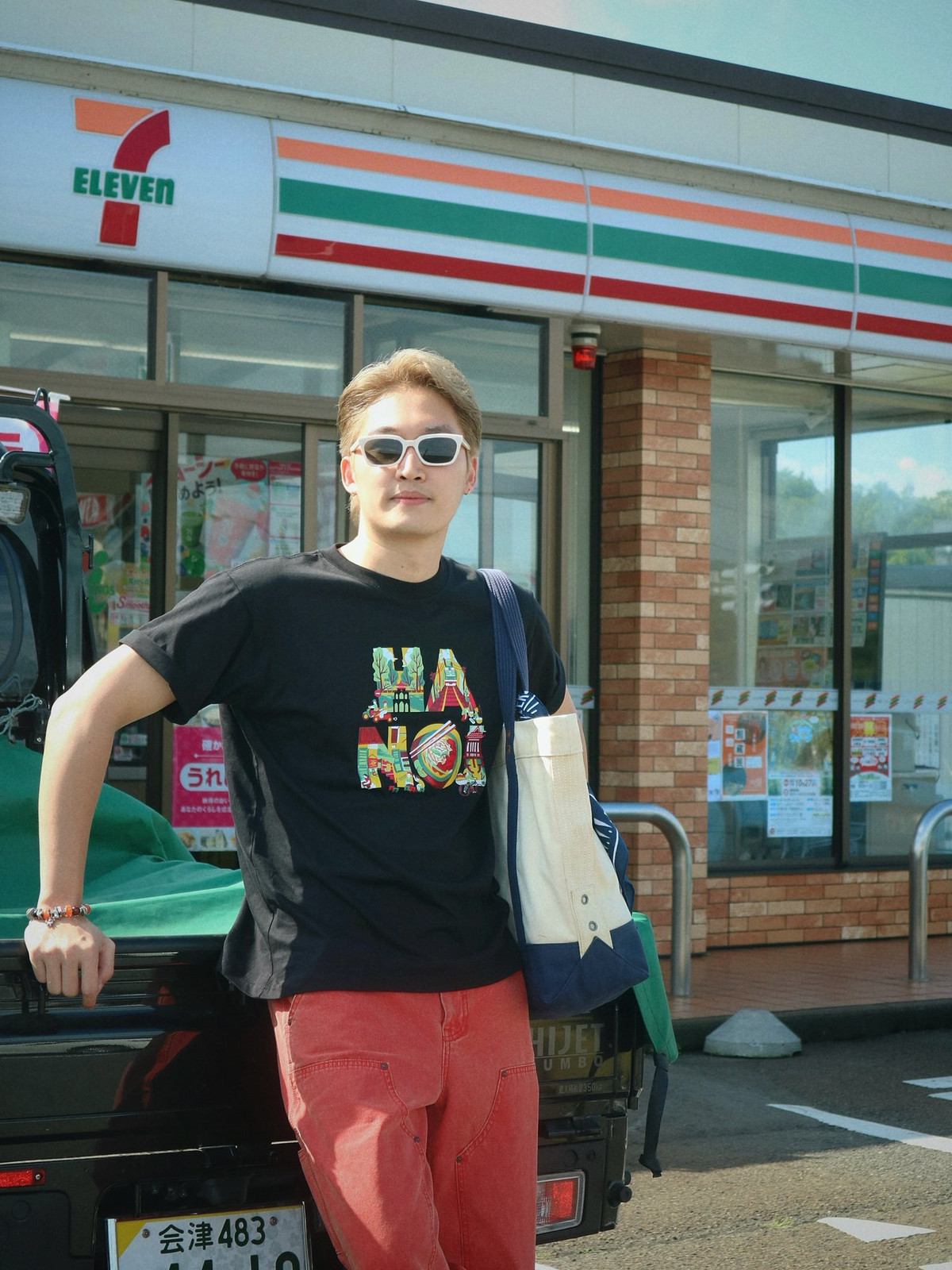 Diễn viên Đình Tú chú thích ảnh hài hước: "Tôi 32 tuổi loay hoay tìm tình yêu đích thực, bạn tôi 32 tuổi loay hoay tìm trường cho con". Ảnh: FB Nguyễn Đình Tú