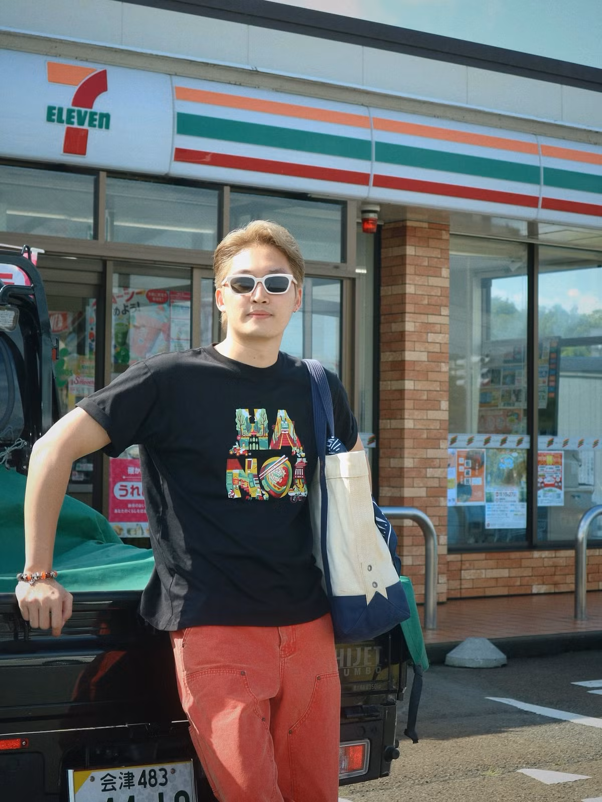 Diễn viên Đình Tú chú thích ảnh hài hước: "Tôi 32 tuổi loay hoay tìm tình yêu đích thực, bạn tôi 32 tuổi loay hoay tìm trường cho con". Ảnh: FB Nguyễn Đình Tú