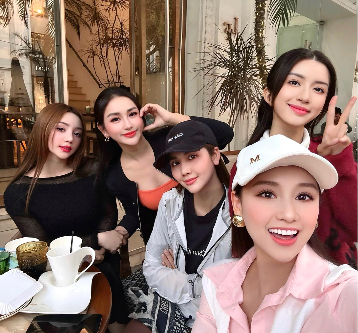 Lã Thanh Huyền check-in với hội bạn thân toàn mỹ nhân. Ảnh: FB Lã Thanh Huyền