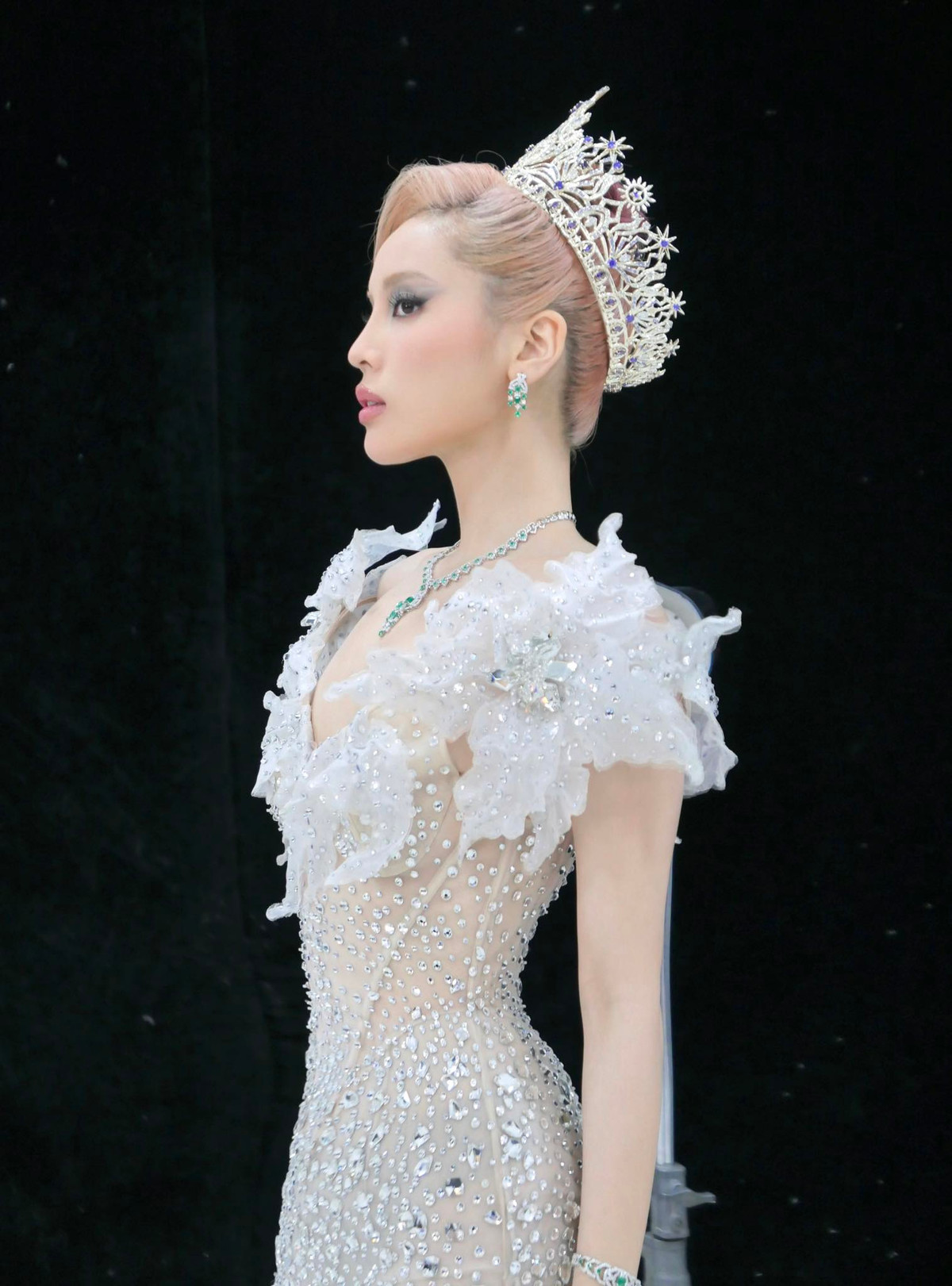 Hoa hậu Kỳ Duyên đăng ảnh đội vương miện. Ảnh: FB Nguyen Cao Ky Duyen