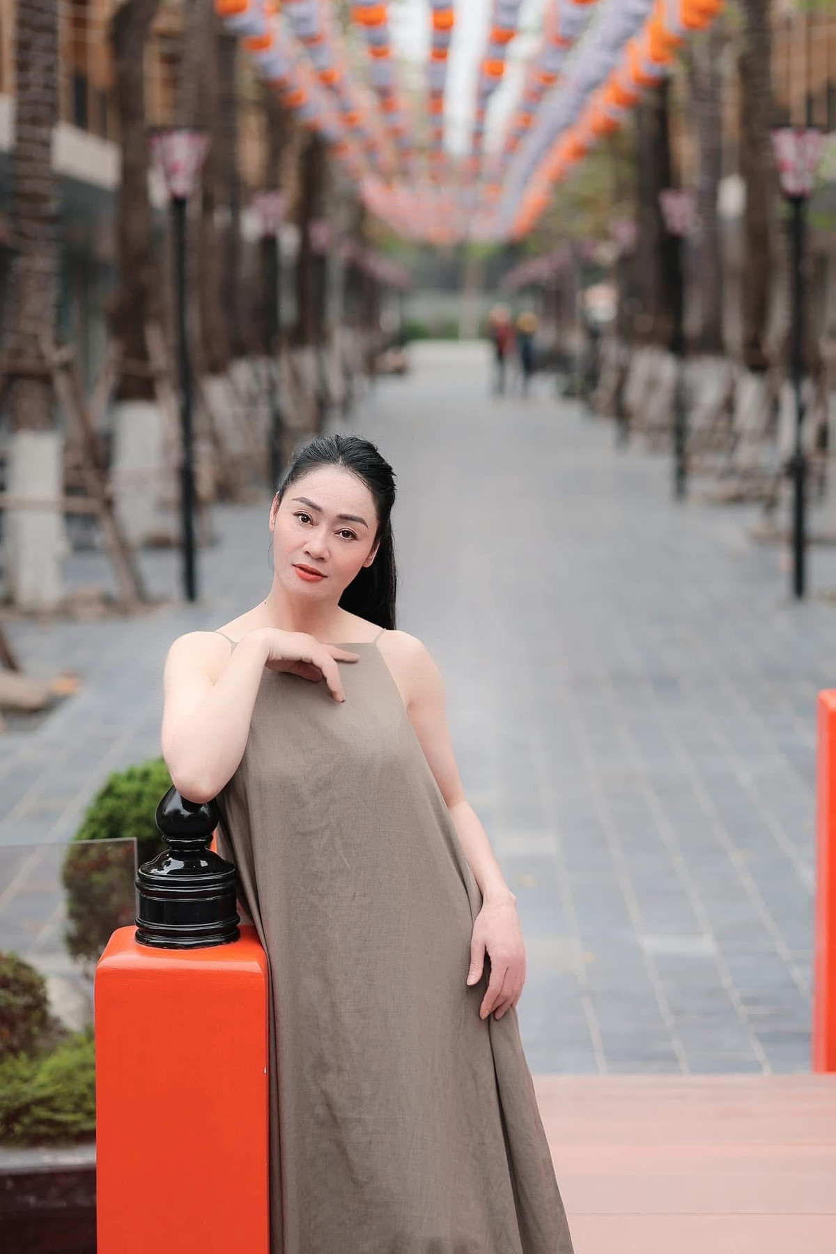 Diễn viên Quách Thu Phương suy tư: "Tháng Tư, em cười tươi dưới màu nắng dịu dàng tràn qua kẽ lá. Tháng tư, em gọi yêu thương từ sâu thẳm con tim mình… Và tháng Tư, em chầm chậm đi đón những điều thật giản dị. Đó là tình yêu anh ạ. Ngày mới tốt lành". Ảnh: FB Quách Thu Phương