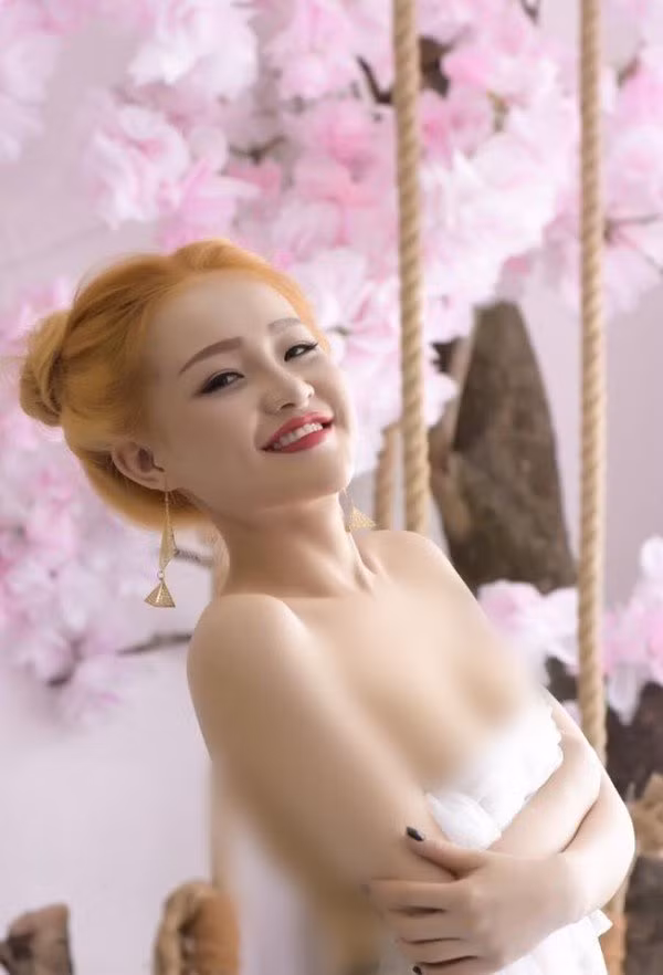 Nhìn lại những hình ảnh thời chưa thẩm mỹ của Ngân 98 được chia sẻ trên mạng xã hội đã khiến nhiều người bất ngờ. Ảnh: Dân Việt