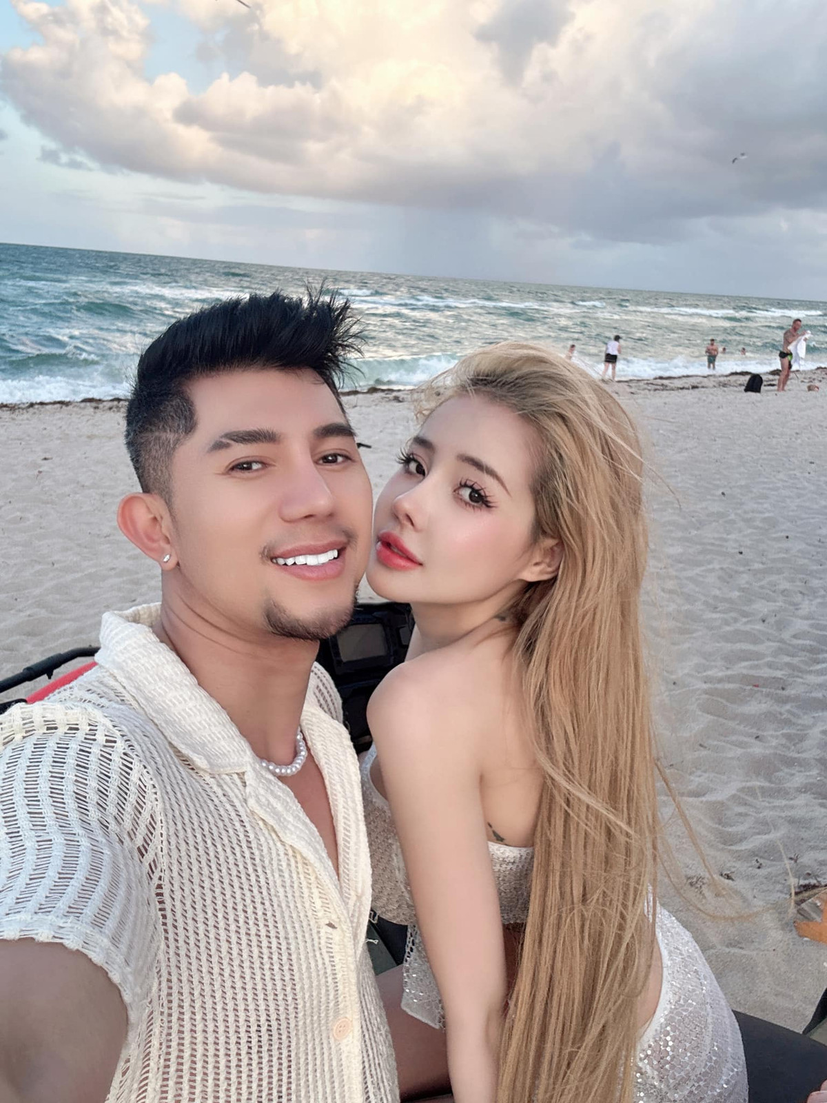 Trong một bài viết, Ngân 98 từng cho biết, lý do khiến cô quyết định phẫu thuật thẩm mỹ bởi không muốn bị nói có "tướng phu thê" với bạn trai Lương Bằng Quang. Cô không thích việc bị so sánh nhan sắc với bạn trai. Người đẹp muốn có vẻ ngoài độc lập và không muốn có nét tương đồng với bất kỳ ai. Ảnh: FB Võ Thị Ngọc Ngân