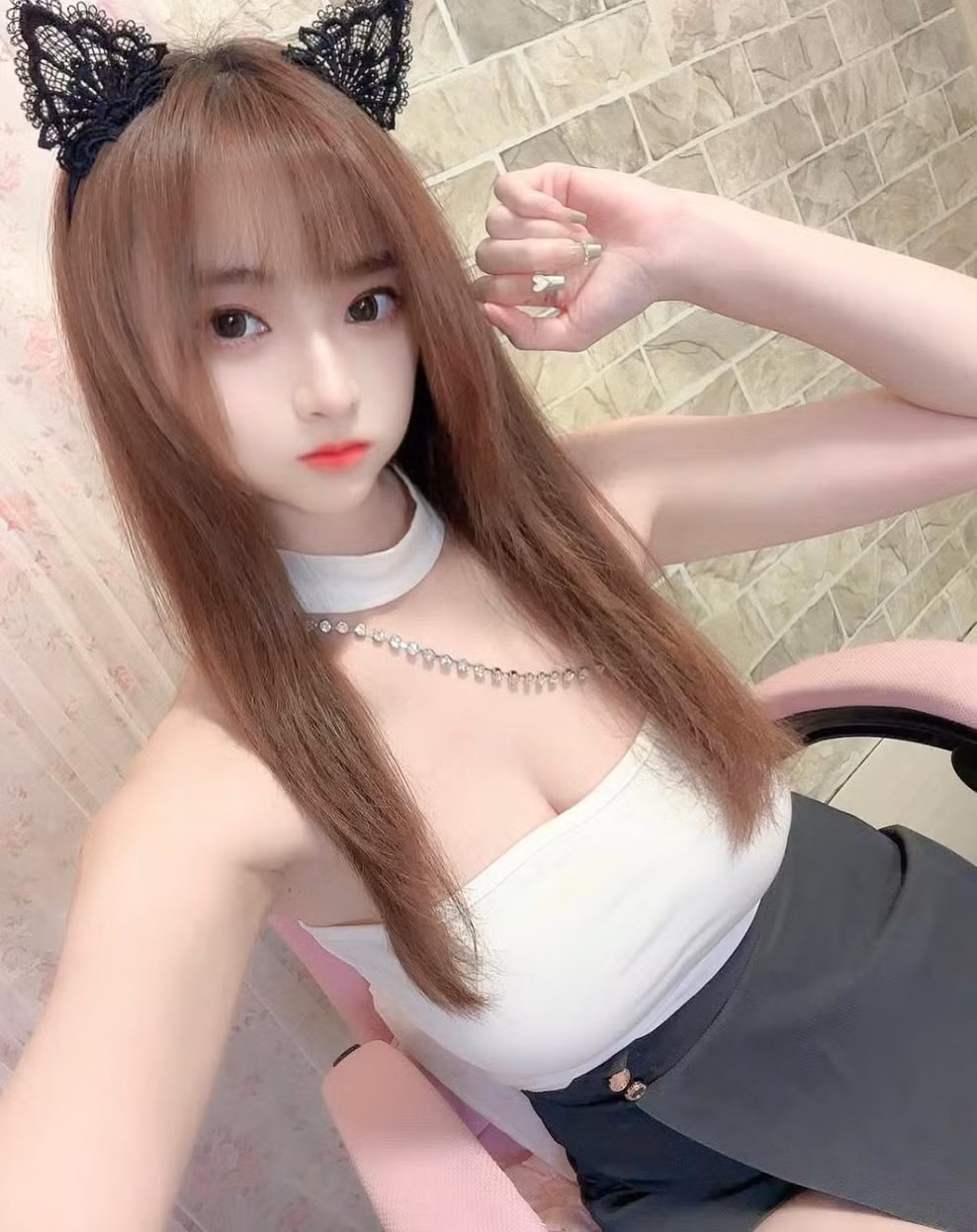 Cô nàng thường xuyên xuất hiện trong những bộ ảnh nóng bỏng, khoe trọn vẻ đẹp hình thể.