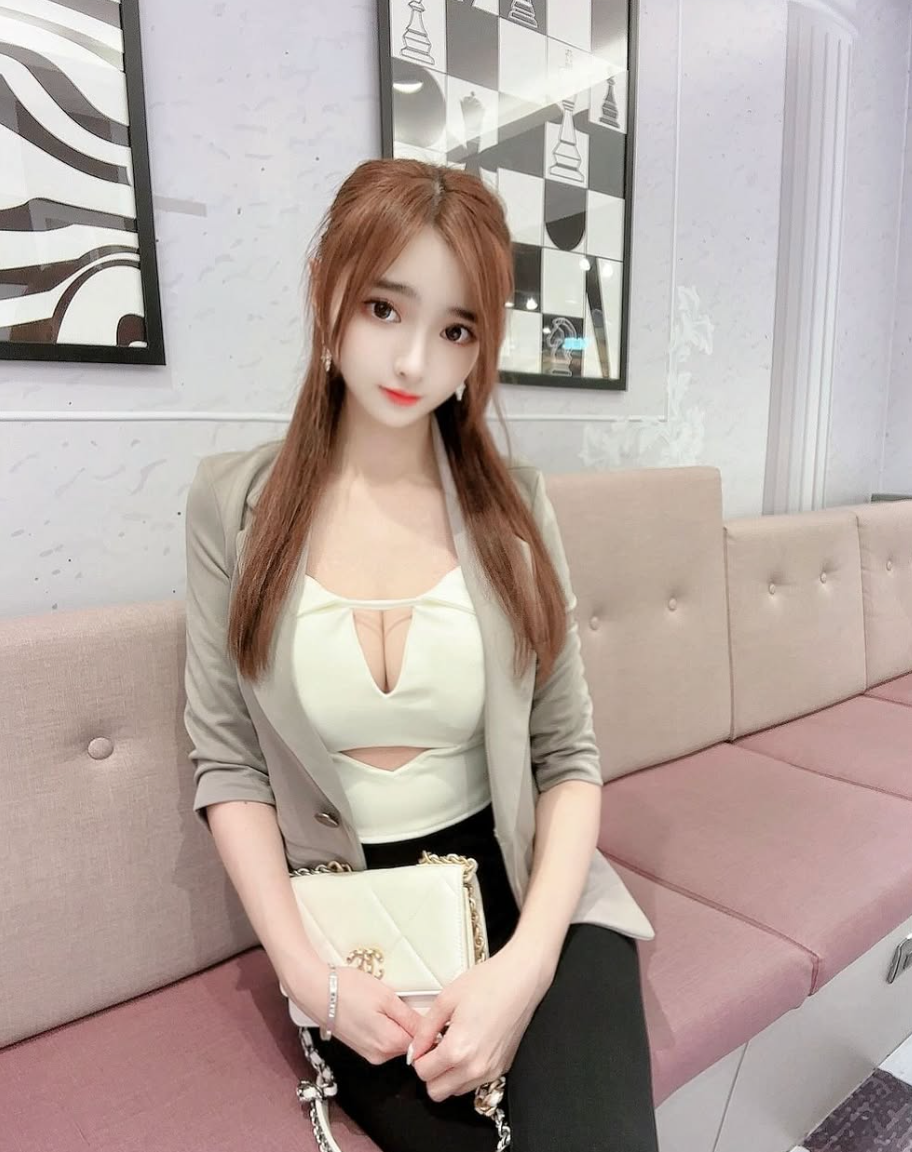 Tâm Nguyệt vốn có khuôn mặt xinh đẹp, vòng một căng đầy, vòng eo nhỏ nhắn và vòng ba trái đào tuyệt đẹp.