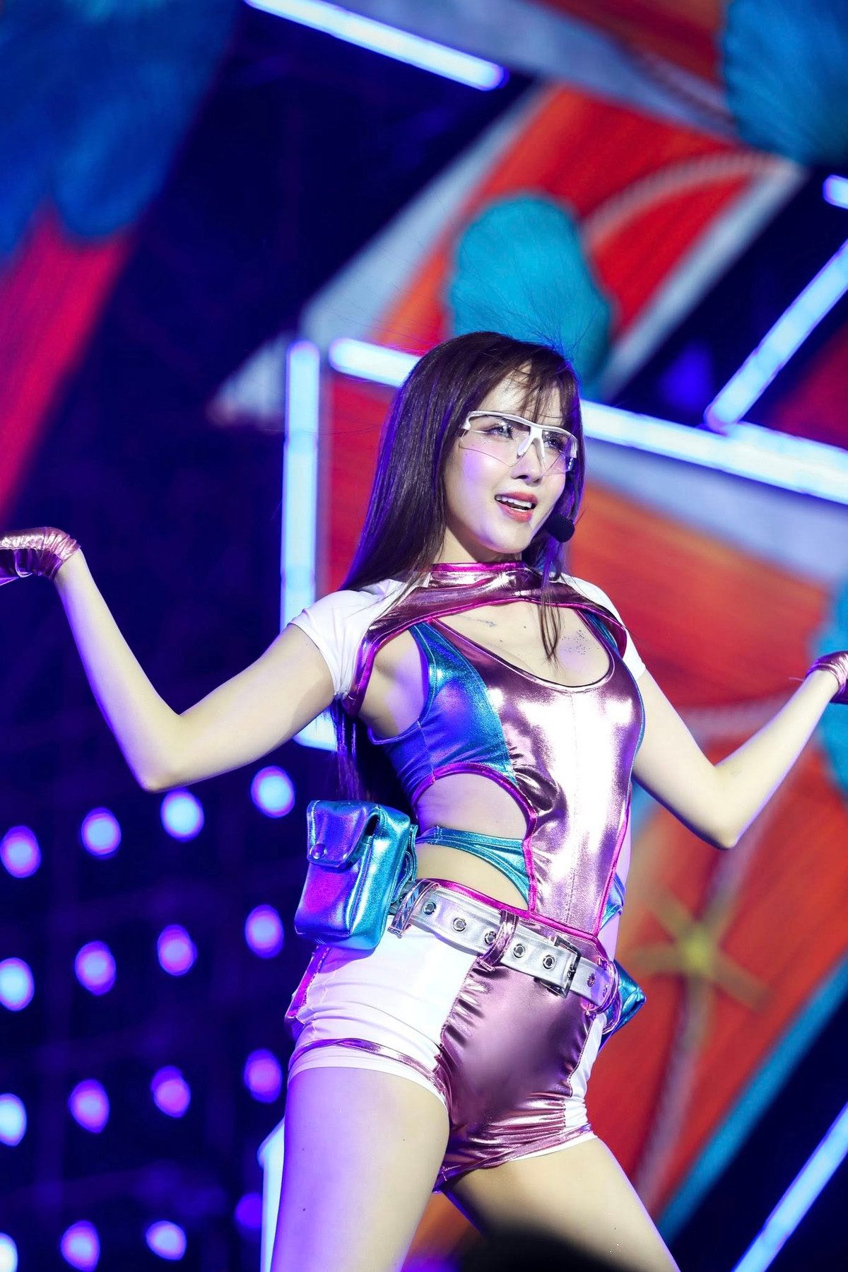 Thiều Bảo Trâm nhảy cực "cháy" trên sân khấu "Chị đẹp". Ảnh: FB Thiều Bảo Trâm