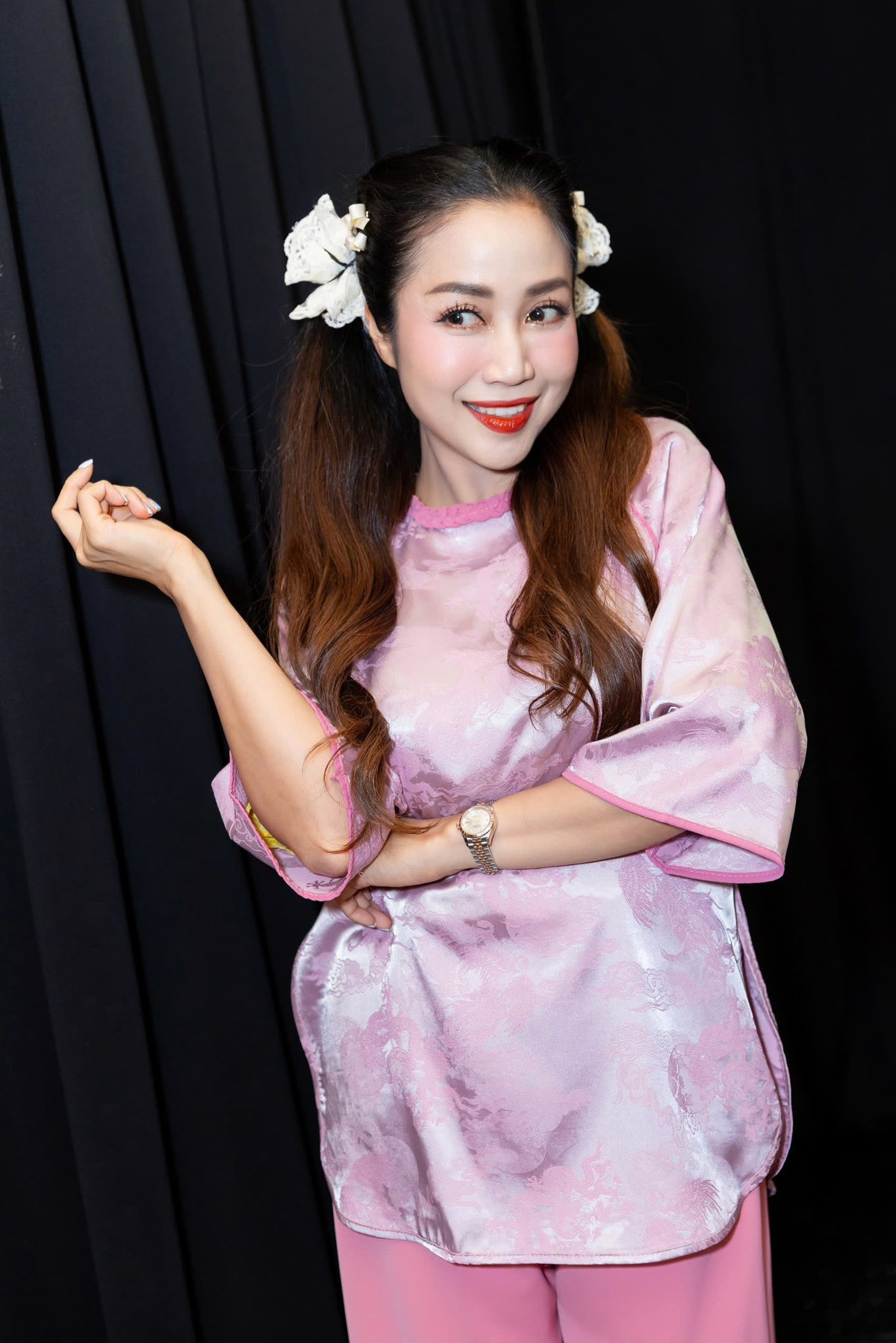 NSƯT Ốc Thanh Vân tạo hình nhí nhảnh trước giờ diễn kịch buổi tối. Ảnh: FB Ốc Thanh Vân