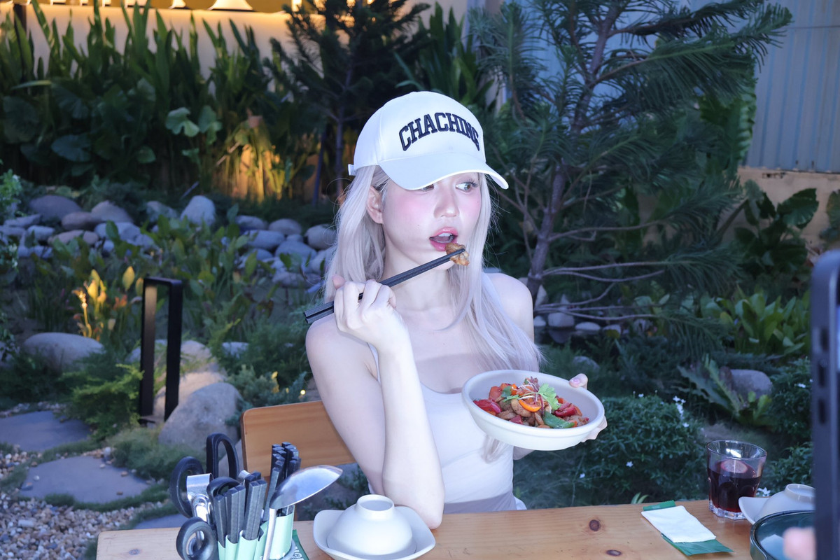  Tin tức sao Việt 15/4: Sau ồn ào ăn mặc phản cảm, "Cô bé ăn hàng" Ngọc Trinh xuất hiện với vibe nhuộm tóc bạch kim, trong veo xinh như búp bê. Ảnh: FB NGỌC TRINH