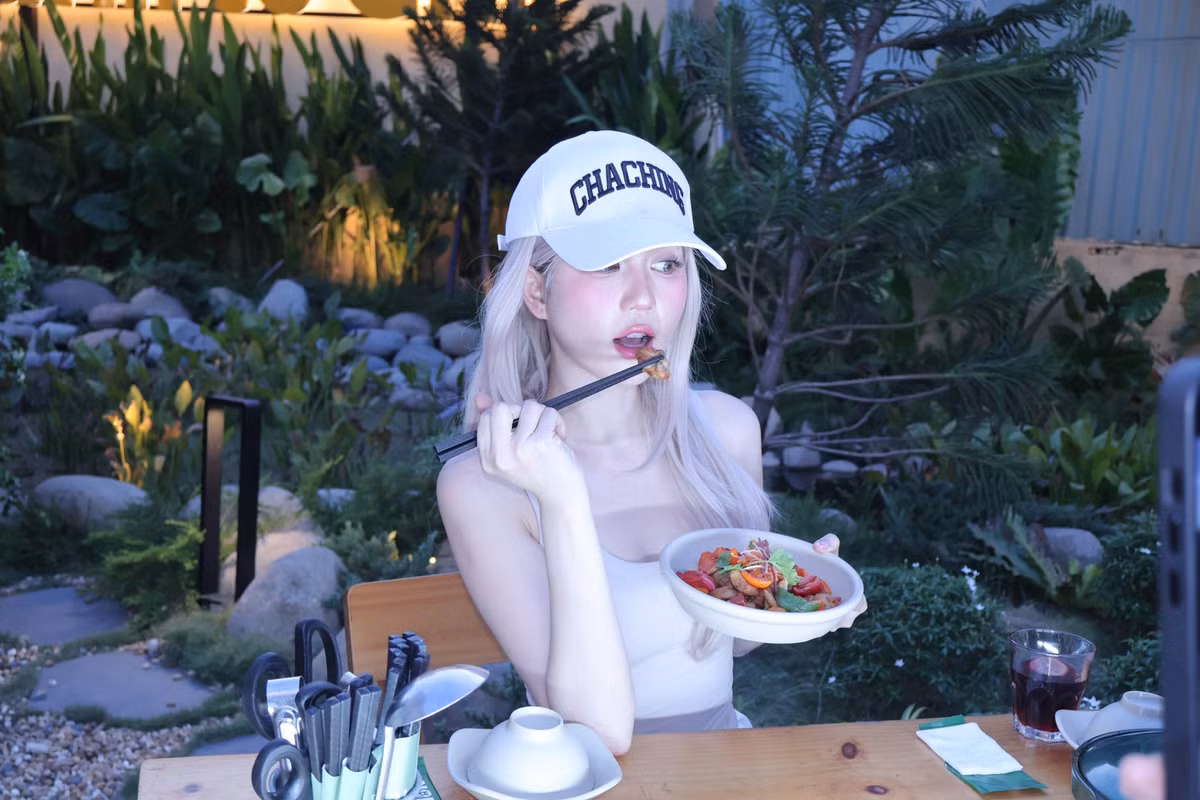  Tin tức sao Việt 15/4: Sau ồn ào ăn mặc phản cảm, "Cô bé ăn hàng" Ngọc Trinh xuất hiện với vibe nhuộm tóc bạch kim, trong veo xinh như búp bê. Ảnh: FB NGỌC TRINH