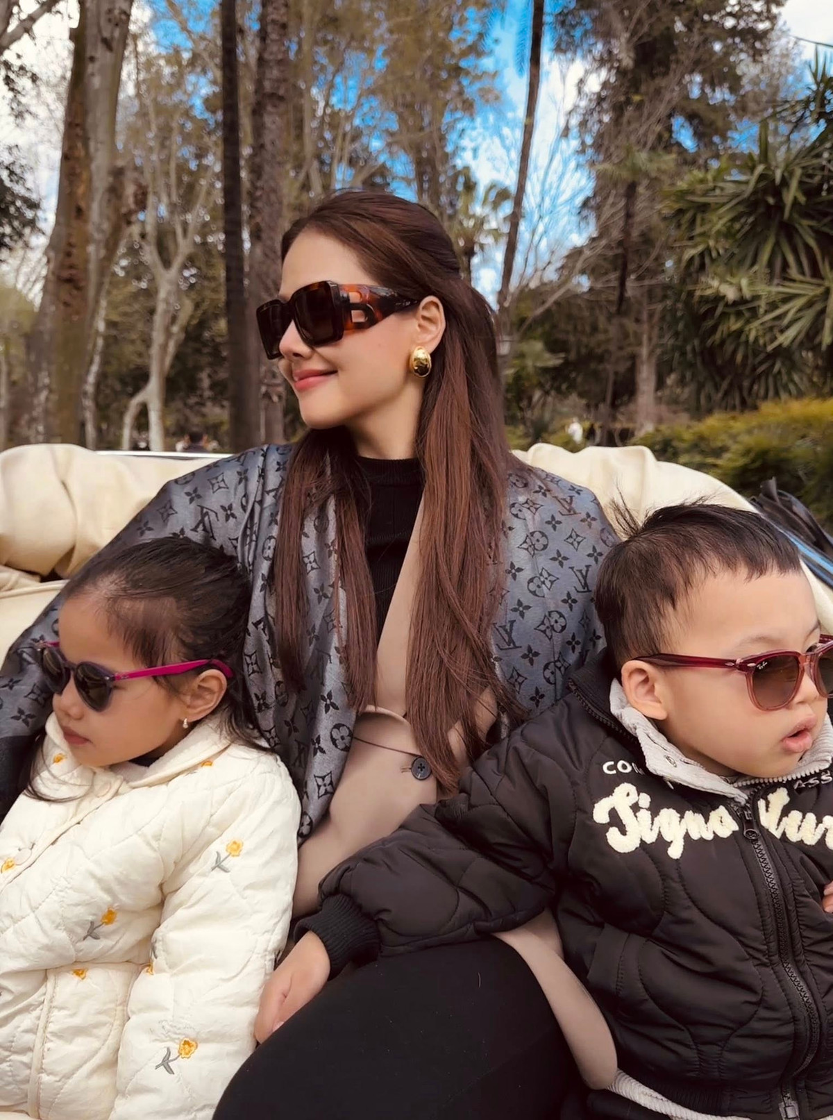 Diễn viên Phanh Lee chụp ảnh cùng 2 con trong chuyến du lịch. Ảnh: FB Phương Anh Lê