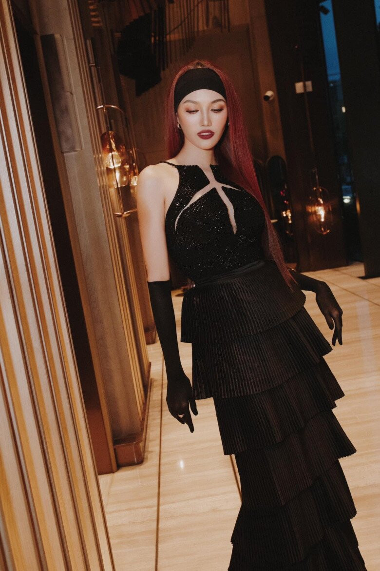 Bà mẹ một con sở hữu phong cách thời trang "dát vàng" cùng cuộc sống sang chảnh, luôn là tâm điểm của mọi sự chú ý. Ảnh: FB Tran Ngoc Lan Khue