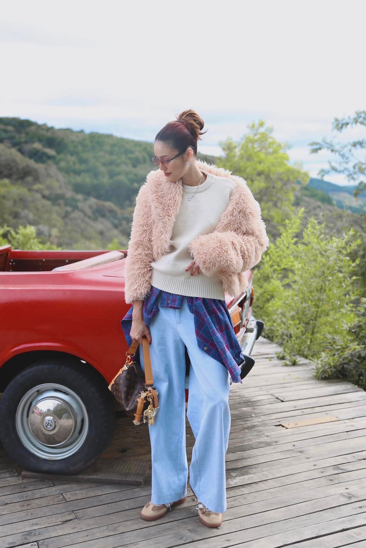 Bên cạnh trang phục, những món phụ kiện đi kèm cũng góp phần tạo nên vẻ ngoài sang trọng và quý phái cho Lan Khuê. Ảnh: FB Tran Ngoc Lan Khue