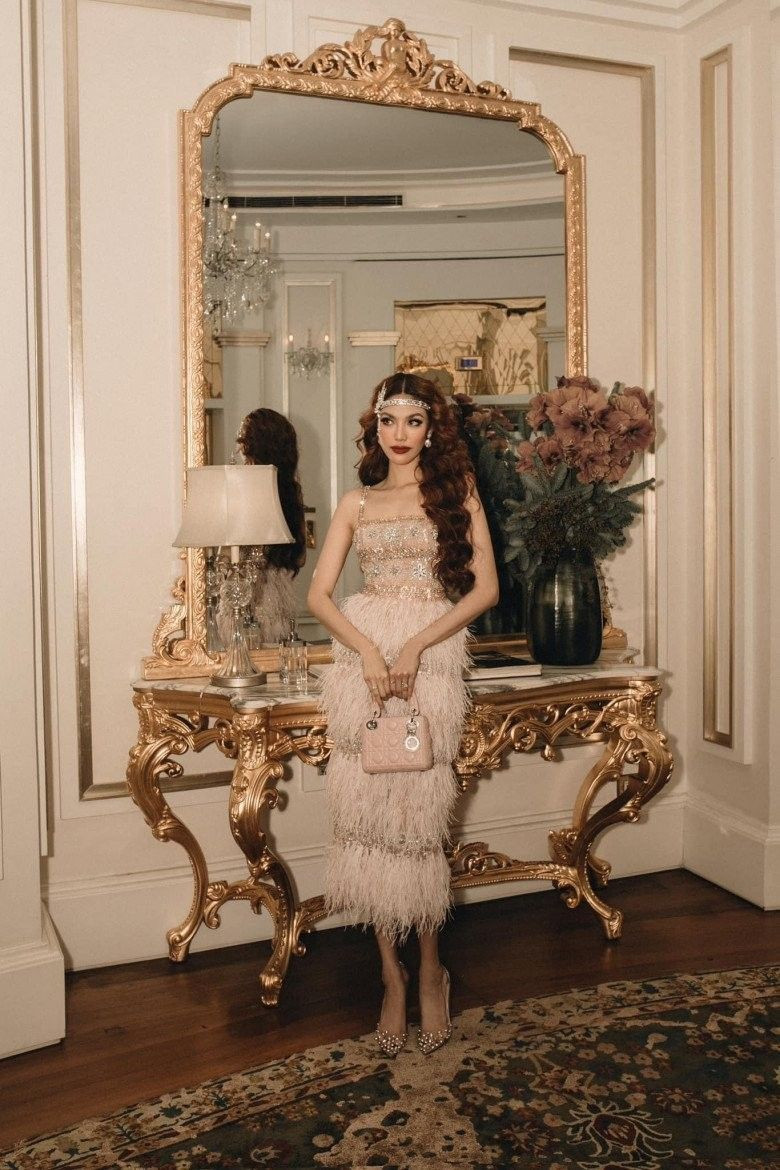 Cô thường xuyên xuất hiện với những bộ cánh đắt đỏ đến từ các thương hiệu xa xỉ. Ảnh: FB Tran Ngoc Lan Khue