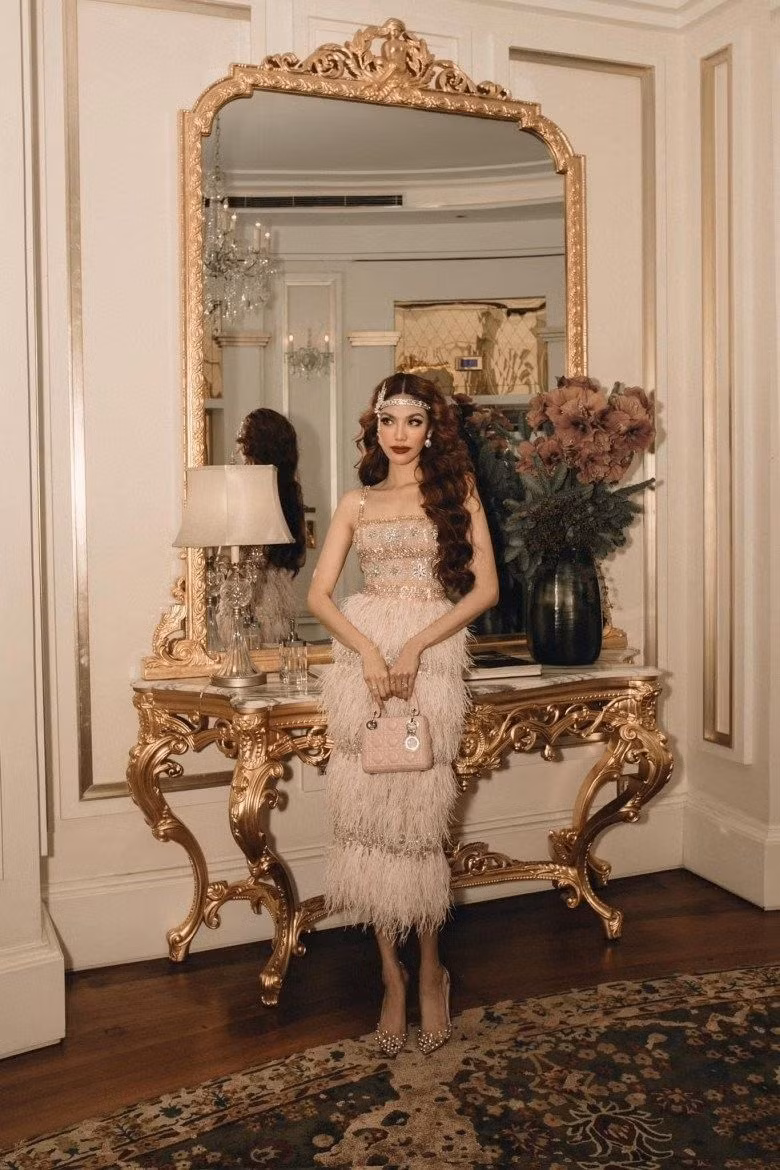 Cô thường xuyên xuất hiện với những bộ cánh đắt đỏ đến từ các thương hiệu xa xỉ. Ảnh: FB Tran Ngoc Lan Khue