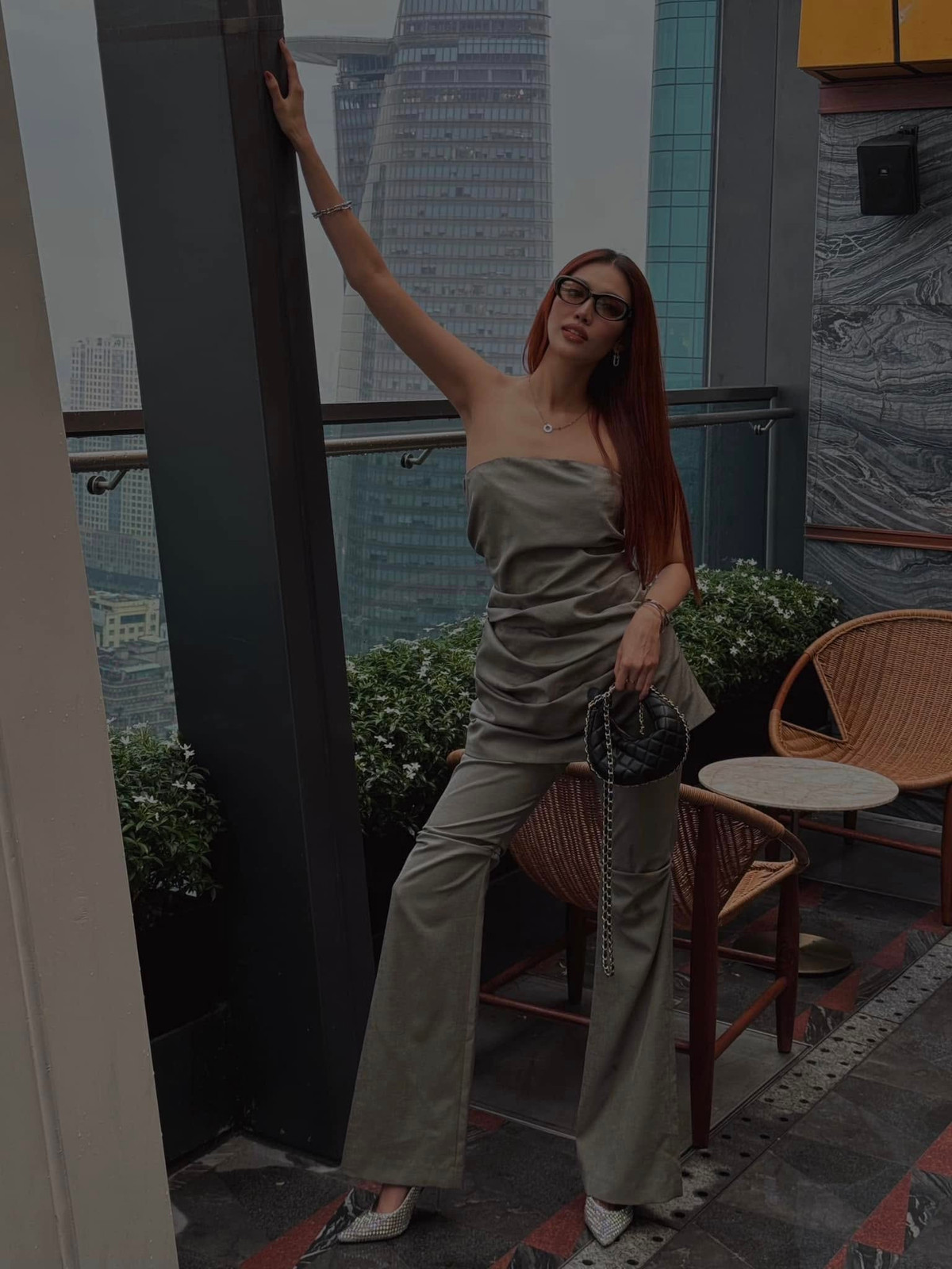 Những chiếc túi xách hàng hiệu, đồng hồ đắt tiền, trang sức kim cương lấp lánh... là phụ kiện không thể thiếu của siêu mẫu Lan Khuê. Ảnh: FB Tran Ngoc Lan Khue