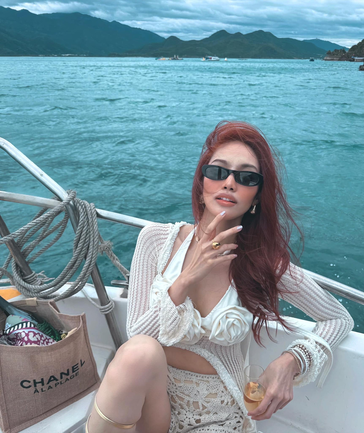 Từ khi trở thành dâu hào môn, Lan Khuê không hoạt động giải trí sôi nổi như xưa. Tuy nhiên trong mỗi lần xuất hiện, chân dài sinh năm 1992 đều khiến công chúng trầm trồ bởi phong cách thời trang xa hoa, dát đầy hàng hiệu. Ảnh: FB Tran Ngoc Lan Khue