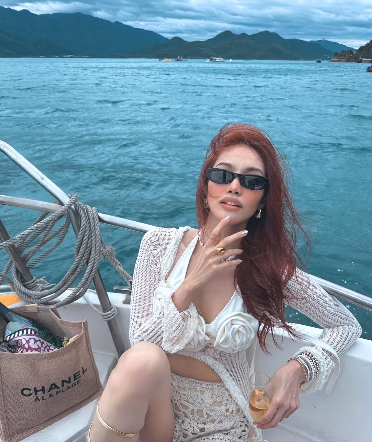 Từ khi trở thành dâu hào môn, Lan Khuê không hoạt động giải trí sôi nổi như xưa. Tuy nhiên trong mỗi lần xuất hiện, chân dài sinh năm 1992 đều khiến công chúng trầm trồ bởi phong cách thời trang xa hoa, dát đầy hàng hiệu. Ảnh: FB Tran Ngoc Lan Khue