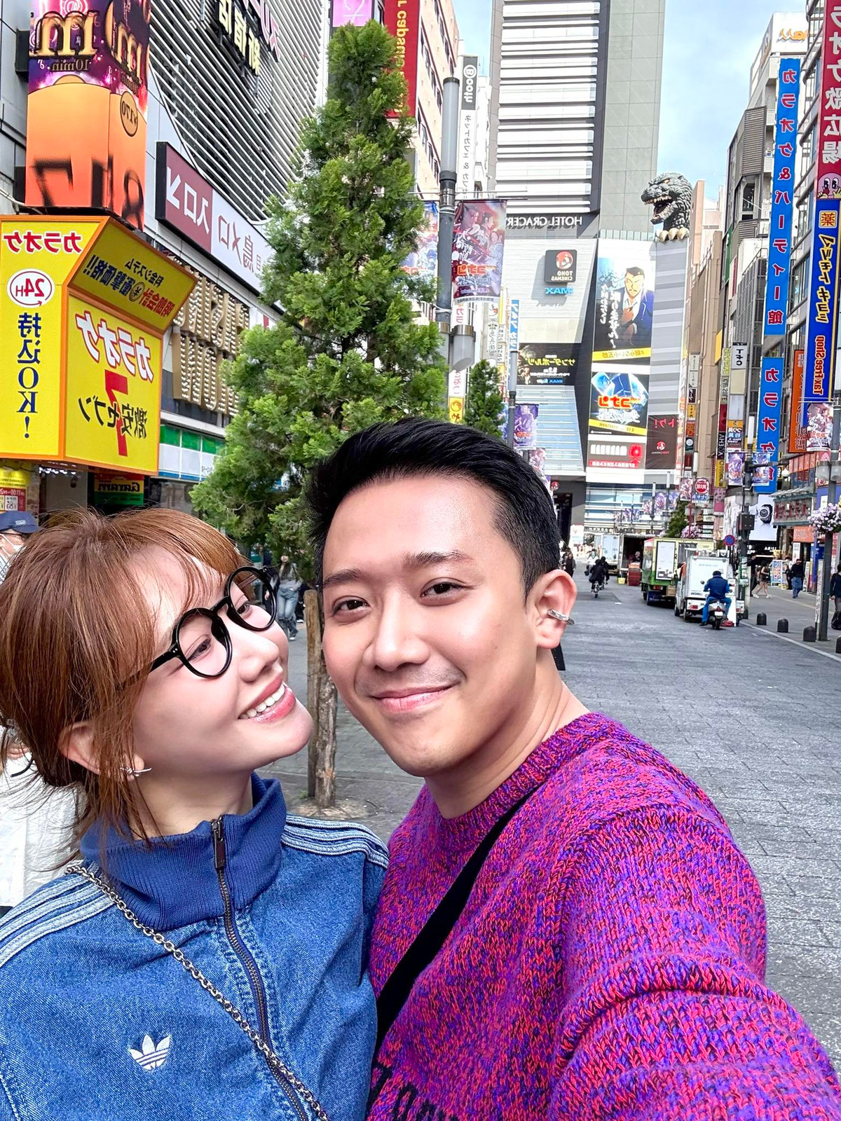 MC Trấn Thành selfie cùng Hari Won trên đường phố Tokyo. Ảnh: FB Trấn Thành