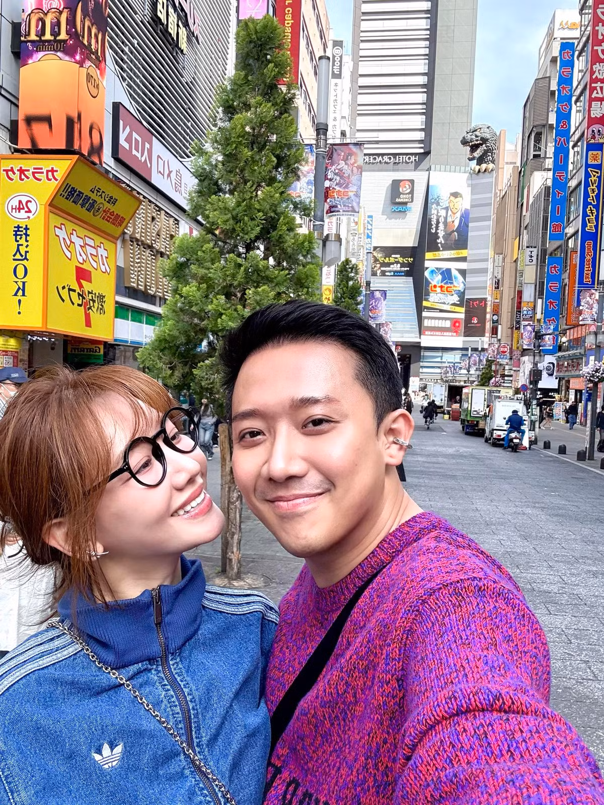 MC Trấn Thành selfie cùng Hari Won trên đường phố Tokyo. Ảnh: FB Trấn Thành