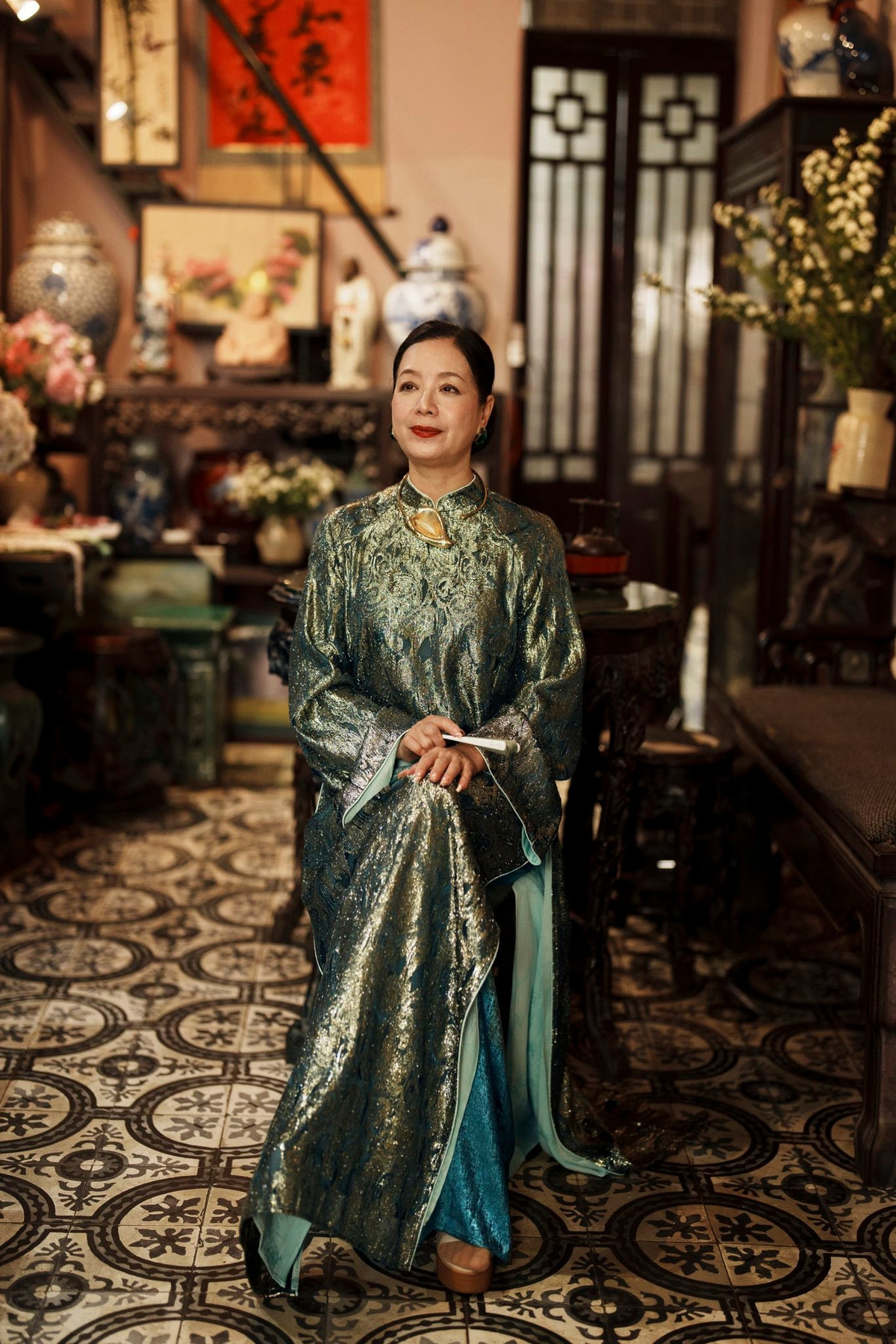 NSƯT Chiều Xuân diện áo dài tạo dáng, đồng thời nữ nghệ sĩ cảm thấy bình an. Ảnh: FB Nguyễn Thị Chiều Xuân