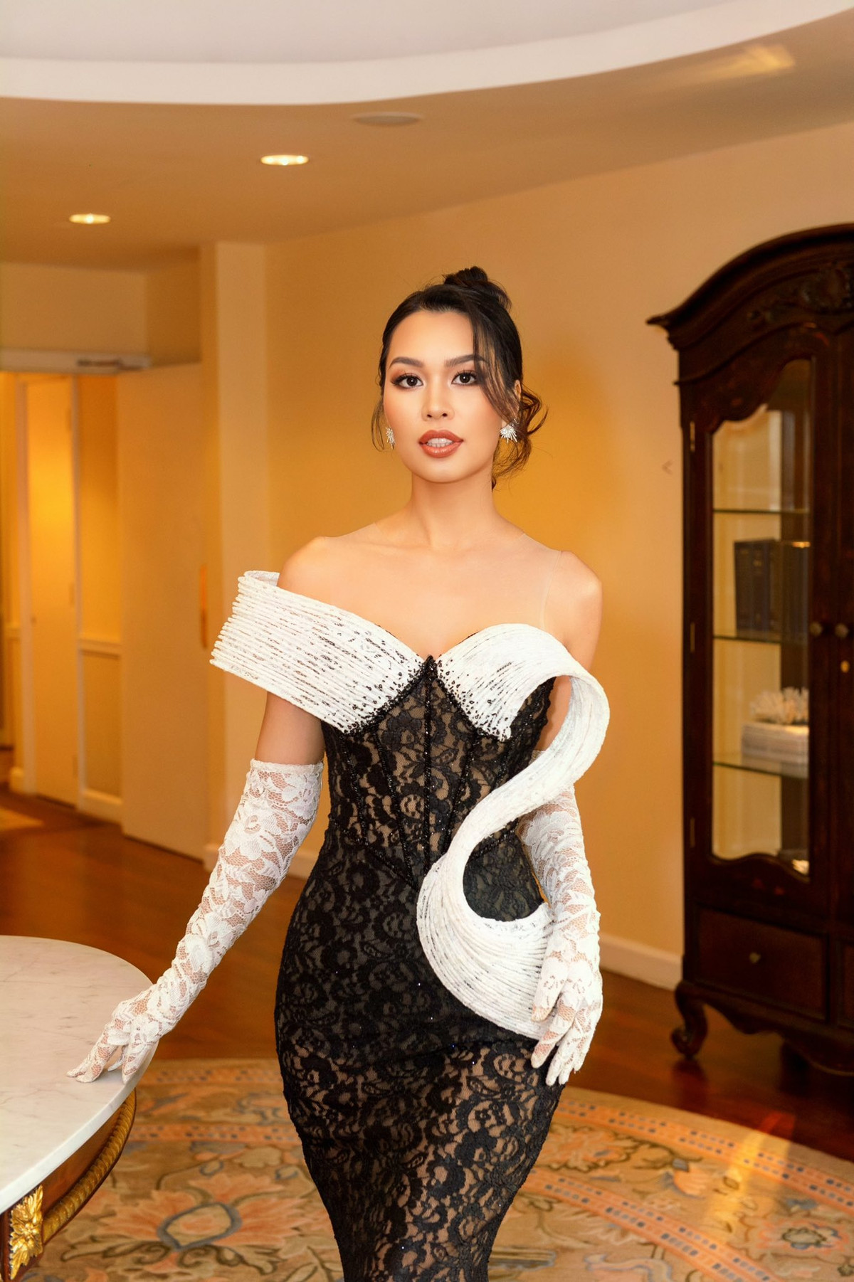 Siêu mẫu Hà Anh diện váy ren cách điệu khi dự sự kiện. Ảnh: FB Ha Anh Vu