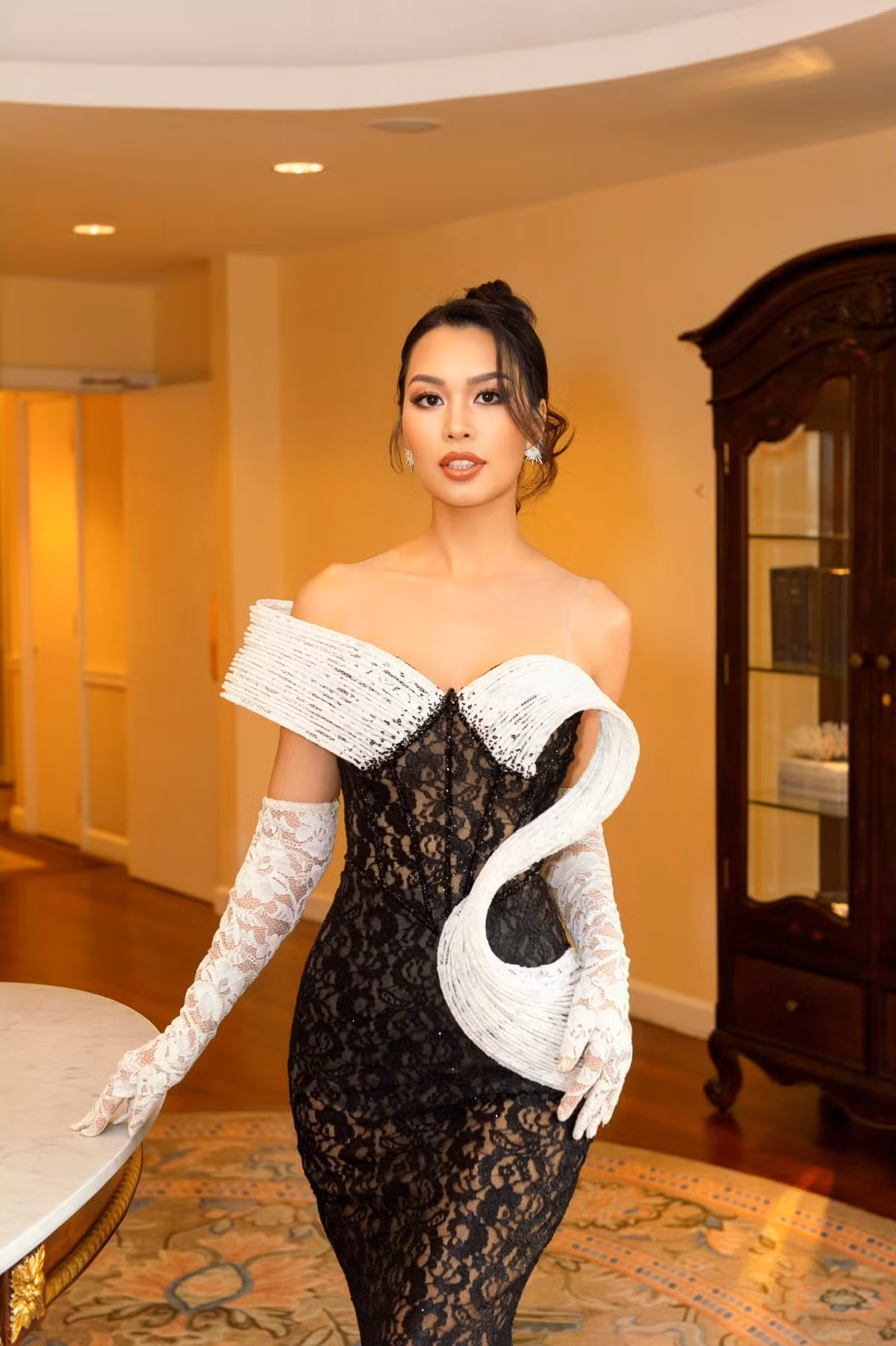 Siêu mẫu Hà Anh diện váy ren cách điệu khi dự sự kiện. Ảnh: FB Ha Anh Vu