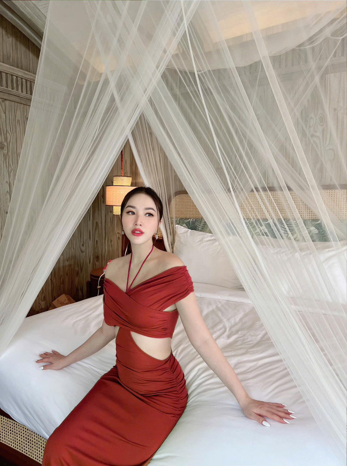 Ca sĩ Bảo Thy diện váy đỏ thiết kế cắt xẻ. Ảnh: FB Bao Thy Tran