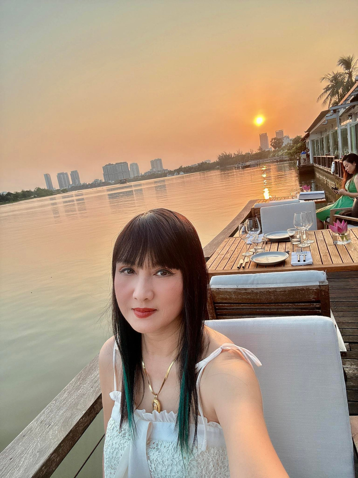 Diễn viên Hiền Mai thấy lòng ngổn ngang giữa những biến động của đời sống. Ảnh: FB Hiền Mai