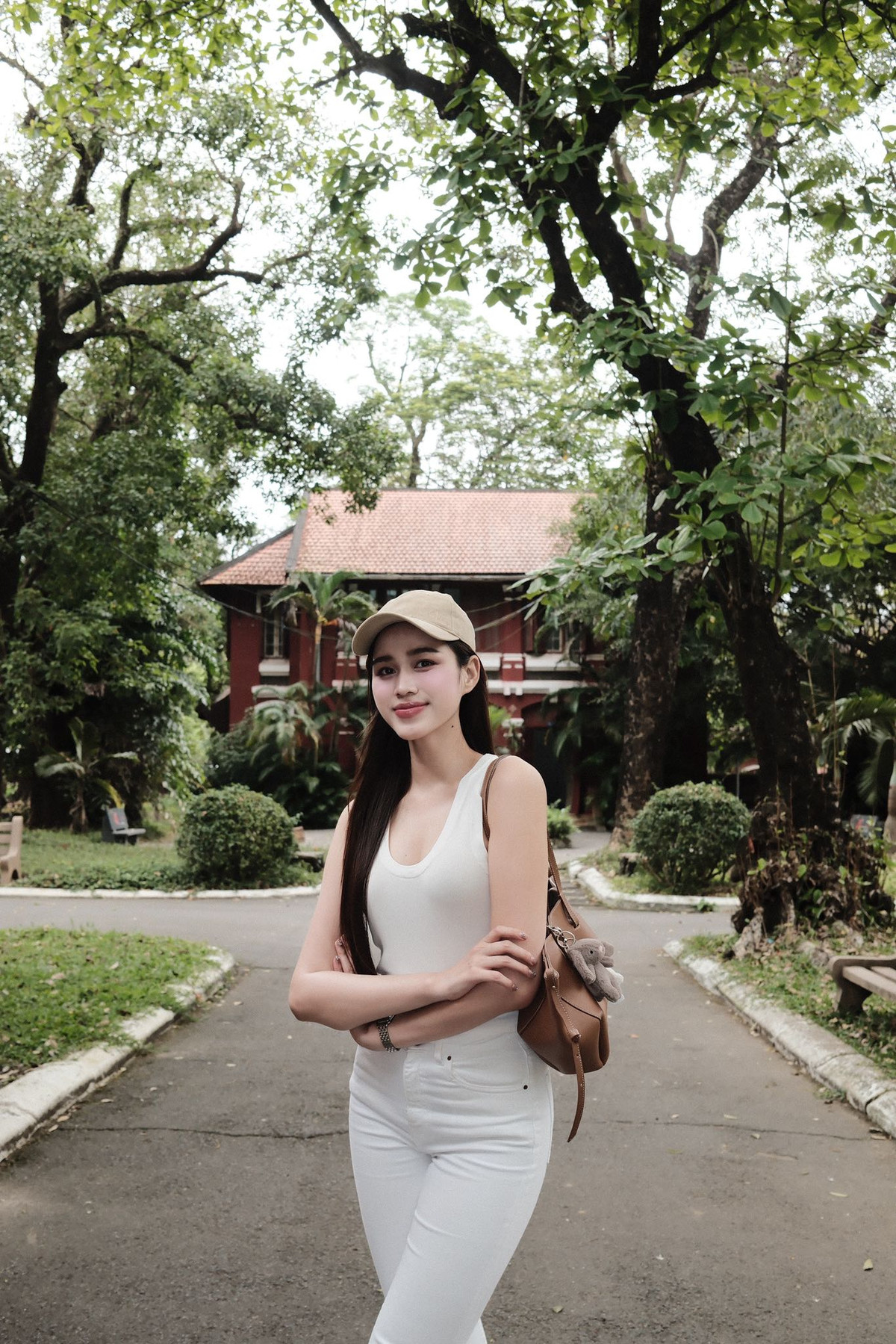 Hoa hậu Đỗ Thị Hà dạo chơi Huế. Ảnh: FB Đỗ Thị Hà