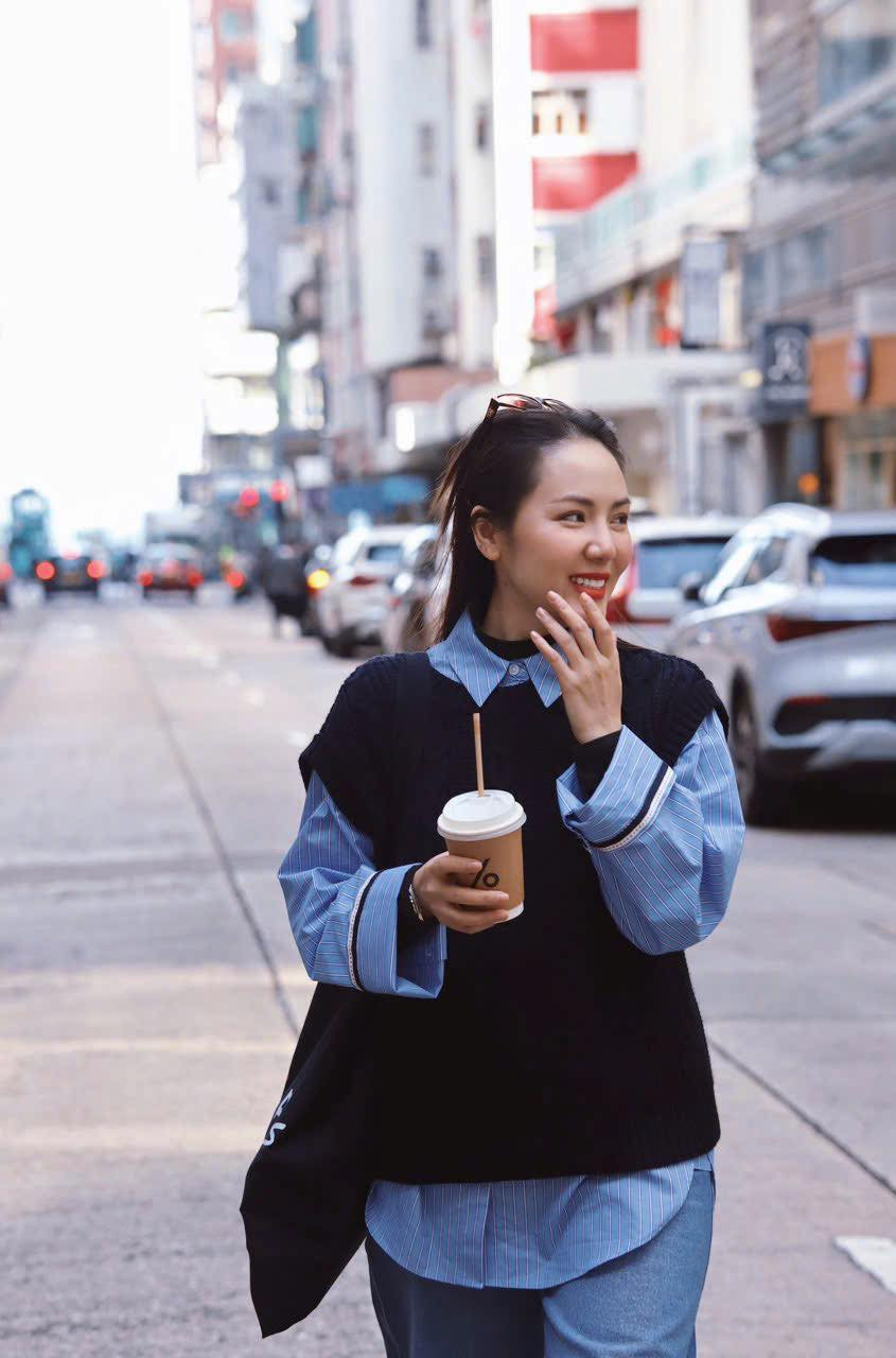  Tin tức sao Việt 1/4: Ca sĩ Phương Linh ăn mặc trẻ trung, dạo chơi trên phố ở Hồng Kông. Ảnh: FB Phương Linh Trần