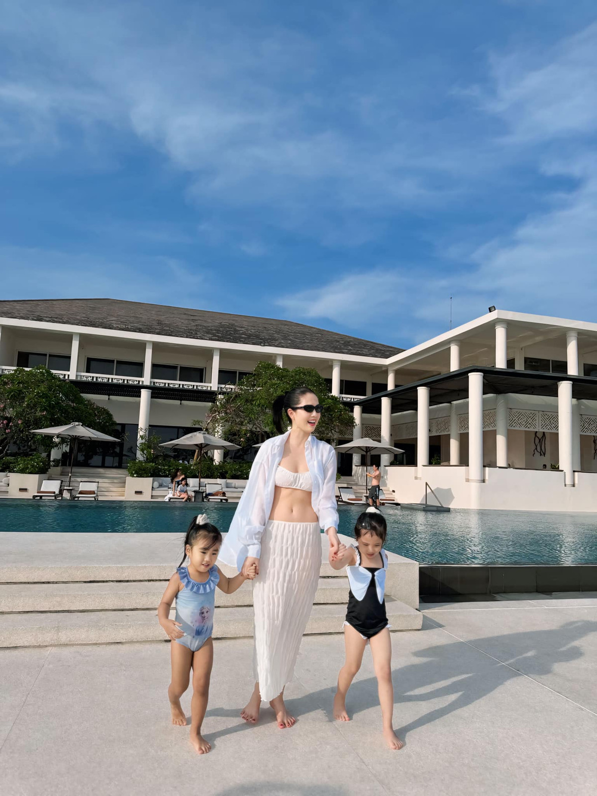 Ngọc Trinh cho biết lúc mới được tại ngoại sau biến cố, cô chủ yếu chọn style nhẹ nhàng, an toàn. Tuy nhiên gần đây, người đẹp dần trở lại với những tạo hình gợi cảm. Ảnh: FB NGỌC TRINH