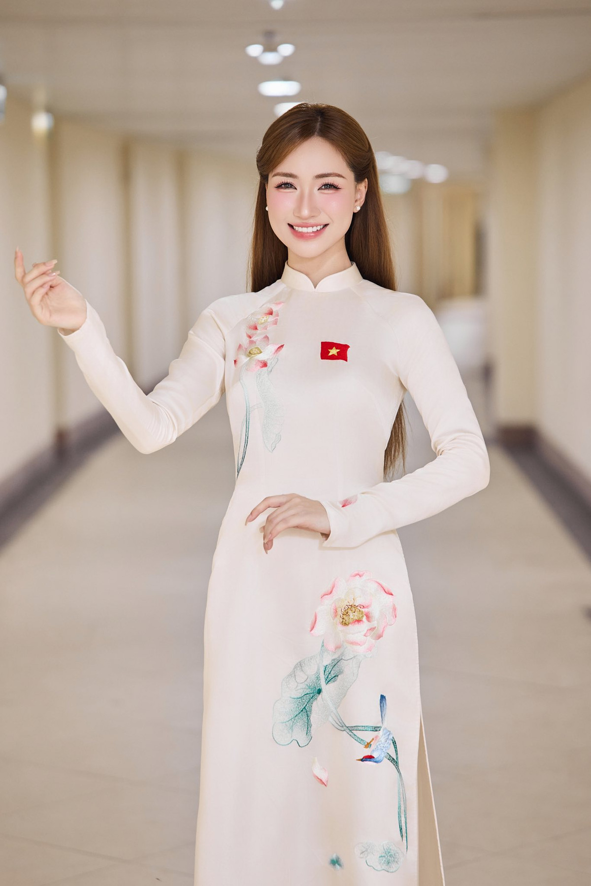 Ca sĩ Hoà Minzy gây sốt với hình ảnh diện áo dài truyền thống, trên ngực thêu cờ đỏ sao vàng. Ảnh: FB Hòa Minzy