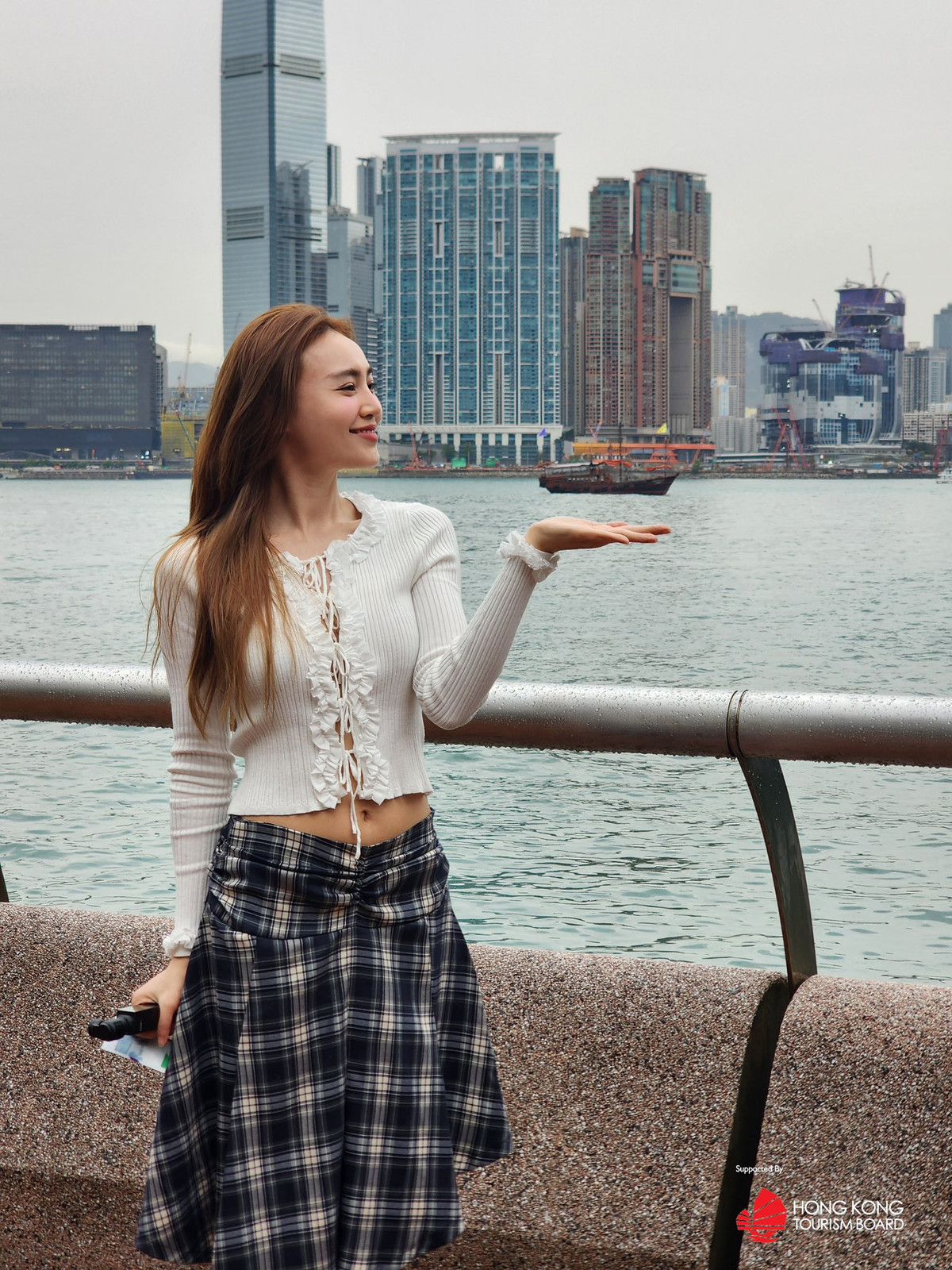 Ninh Dương Lan Ngọc check-in ở Disneyland tại Hong Kong. Nữ diễn viên diện trang phục trẻ trung. Ảnh: FB Ninh Dương Lan Ngọc