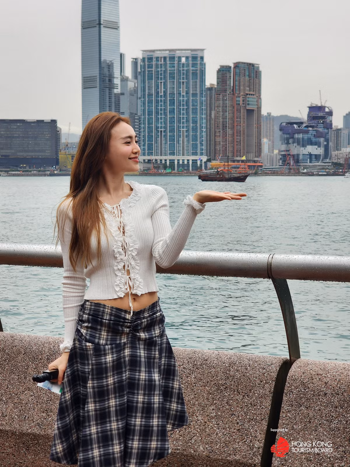 Ninh Dương Lan Ngọc check-in ở Disneyland tại Hong Kong. Nữ diễn viên diện trang phục trẻ trung. Ảnh: FB Ninh Dương Lan Ngọc