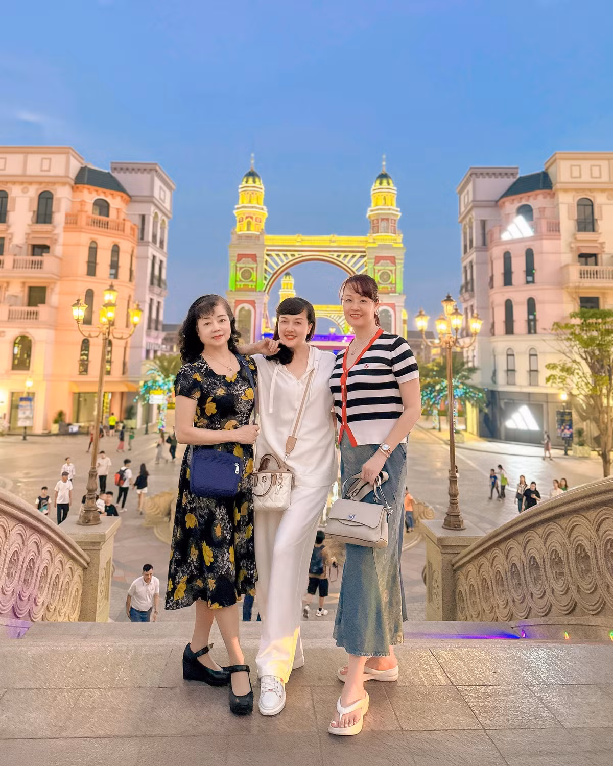 Vân Dung chia sẻ ảnh gia đình: "Không cần xét nghiệm ADN. Nhìn là biết 3 chị em đây rồi. Muốn cả đời bên mẹ thôi. Nhẹ nhàng hạnh phúc thảnh thơi yên bình''. Ảnh: FB Vân Dung